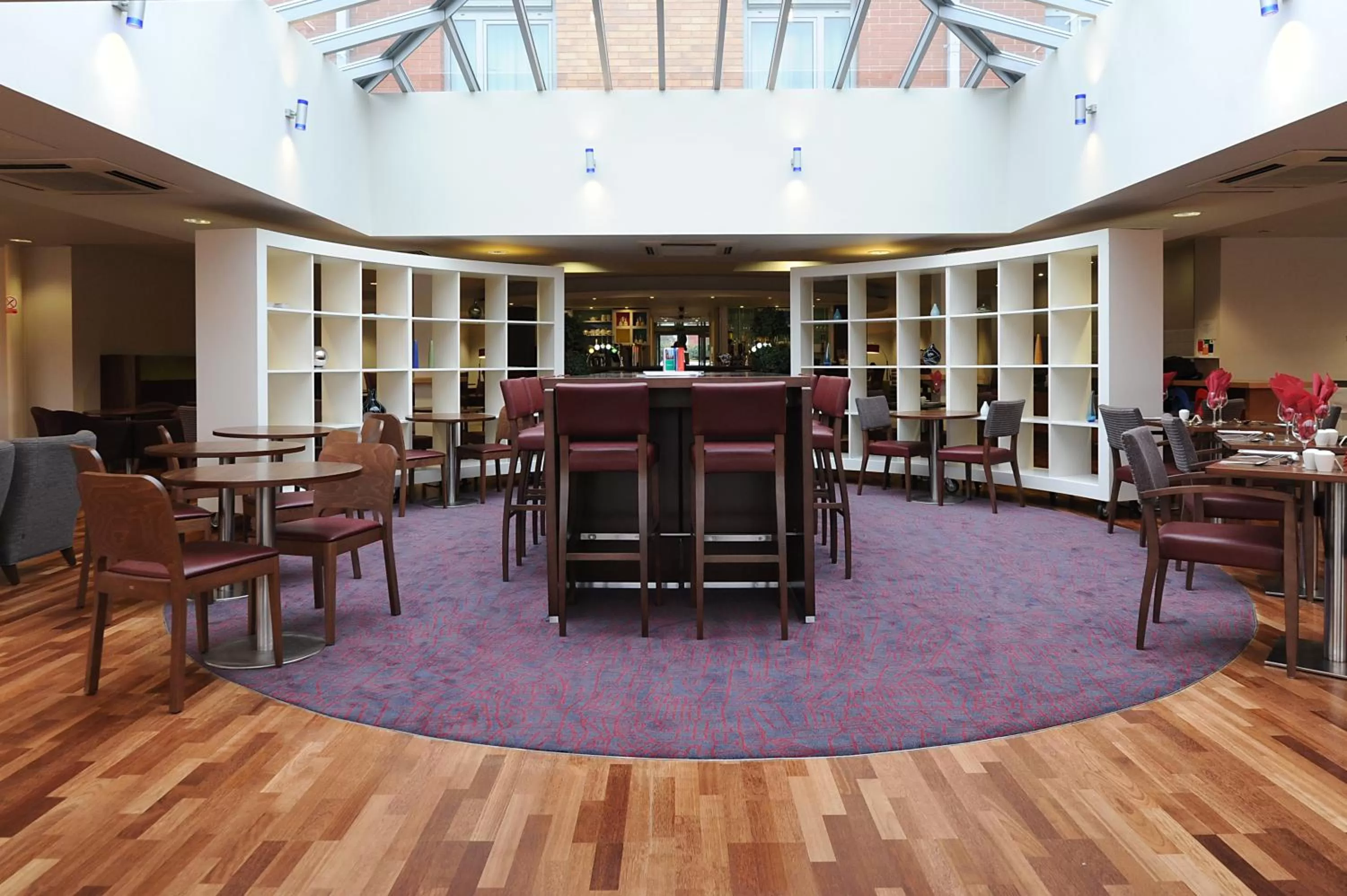 Lounge or bar in Park Inn by Radisson Birmingham Walsall