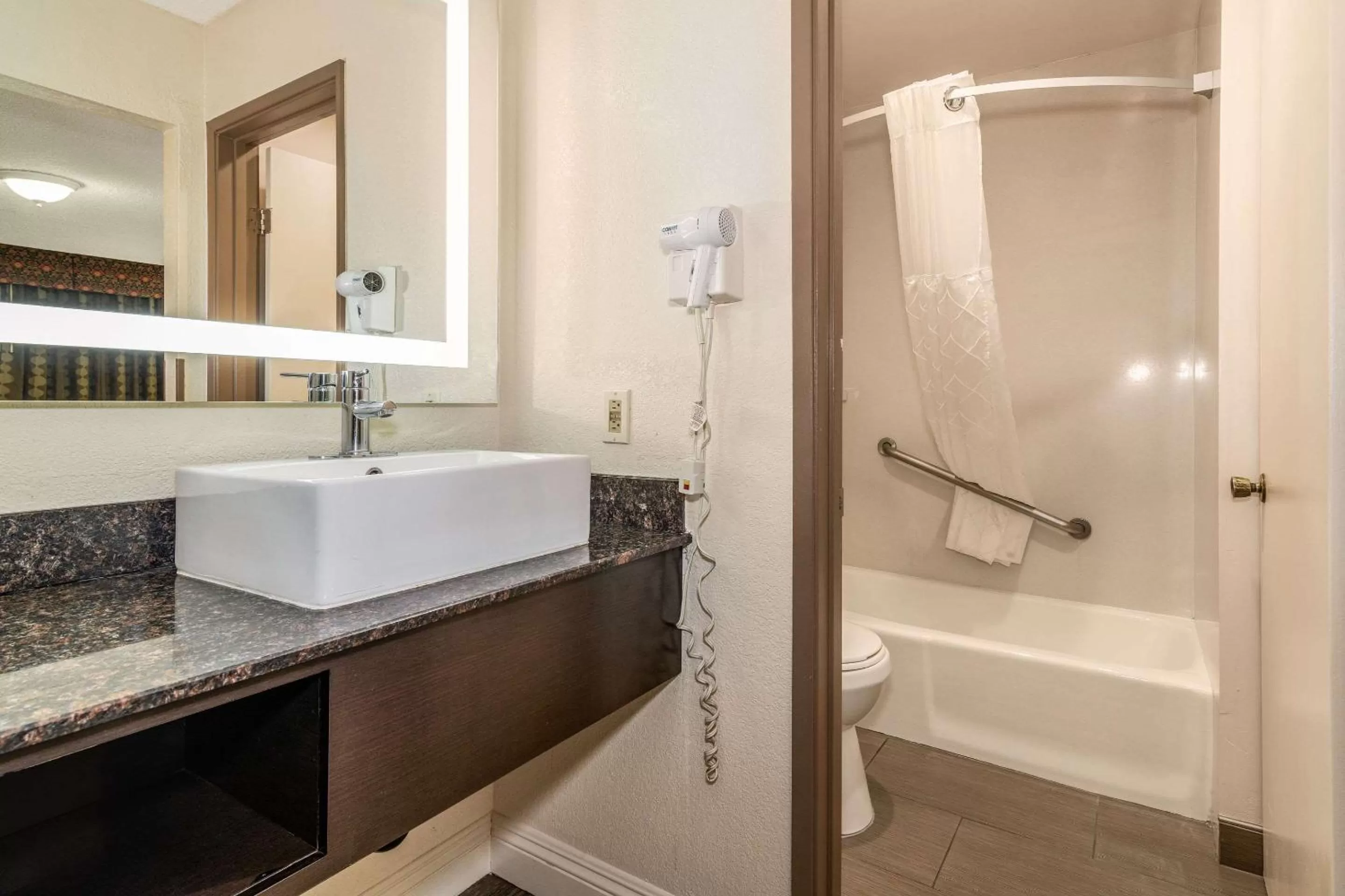 Bedroom in Rodeway Inn On Historic Route 66