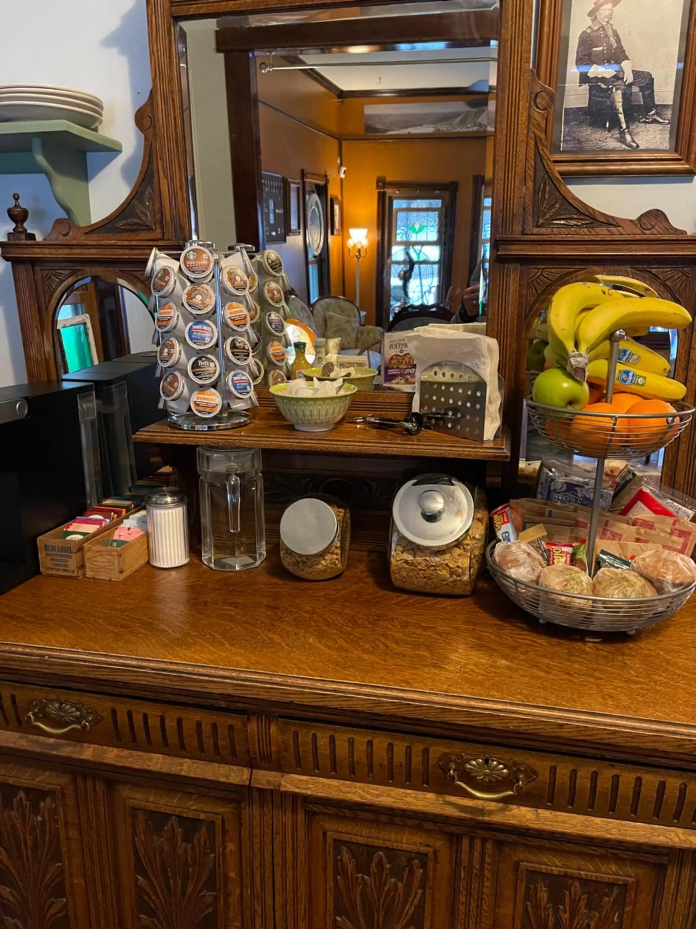 Buffet breakfast in Downtown B&B with Jacuzzi