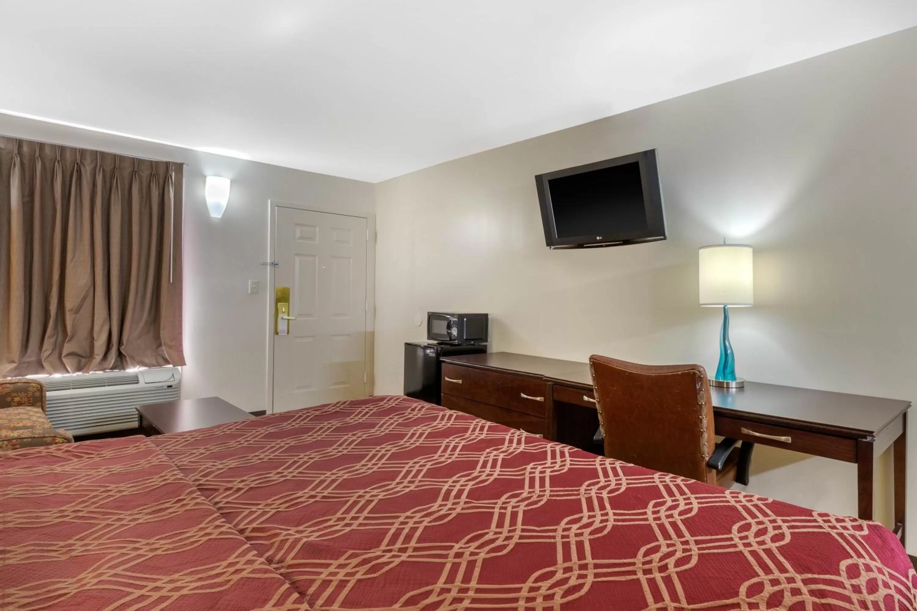 Photo of the whole room, Bed in Econo Lodge Gaffney