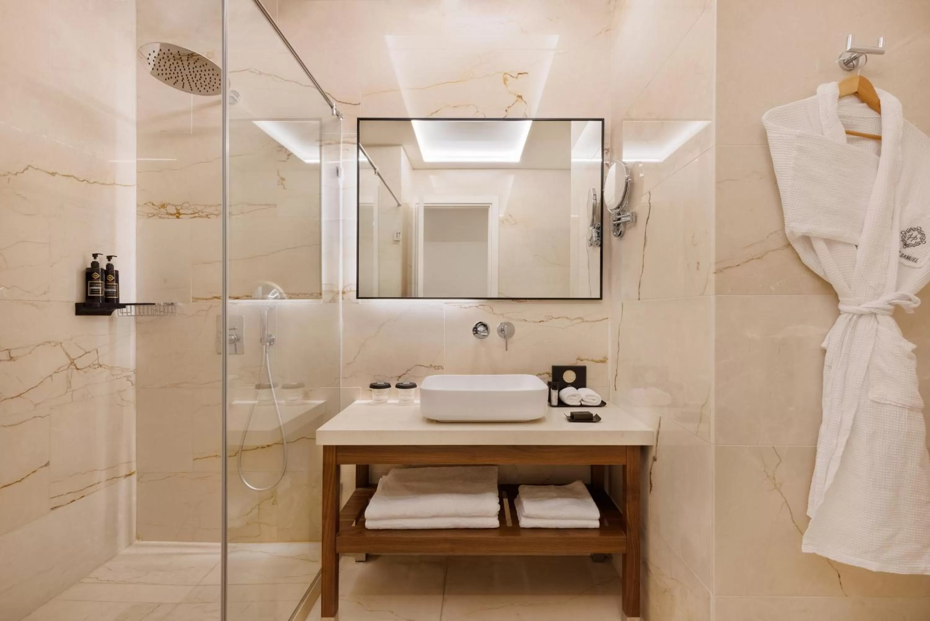 Shower in Herbert Samuel Opera Tel Aviv