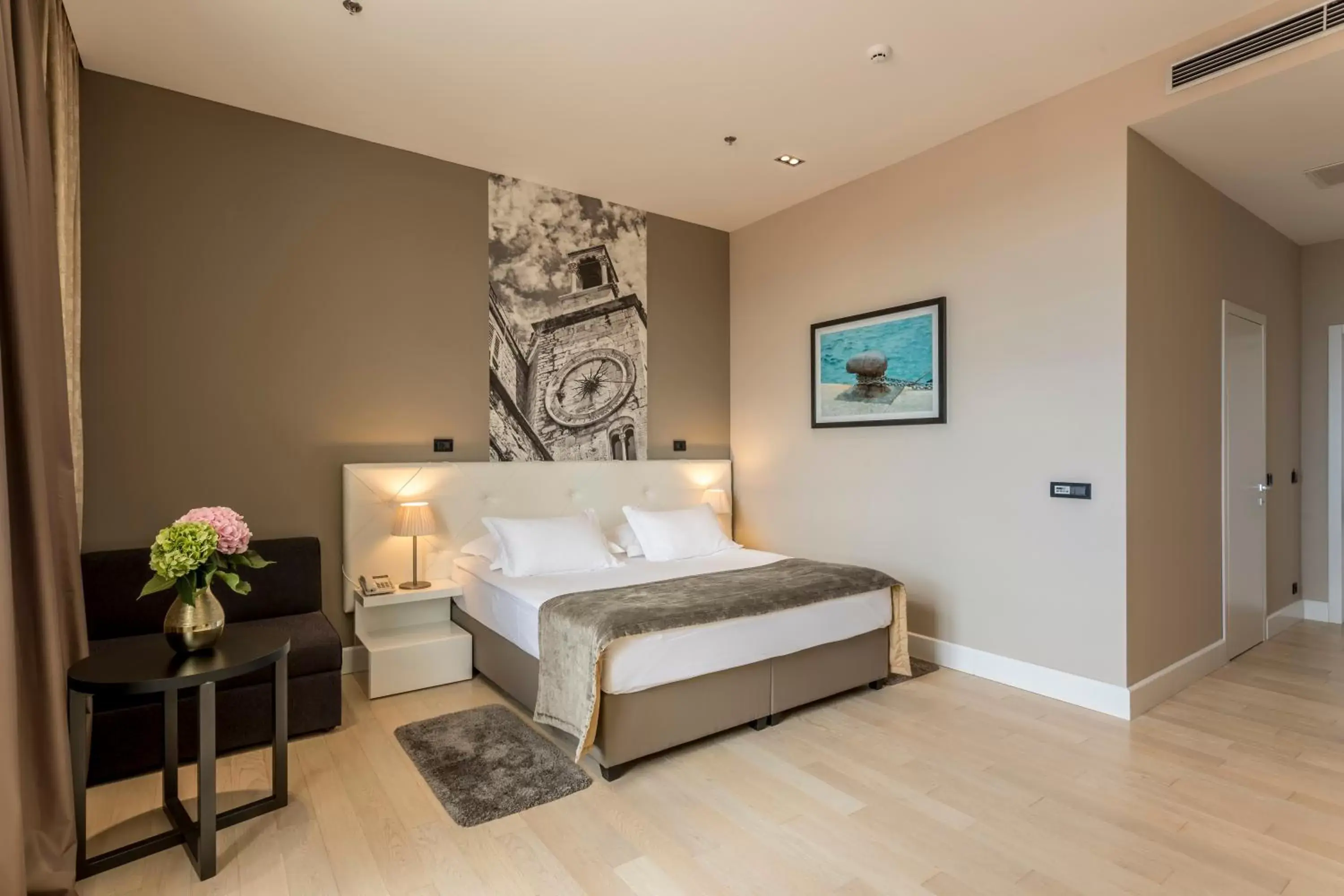 Deluxe King Room with City View in Cornaro Hotel Deluxe King Room with City View in Cornaro Hotel