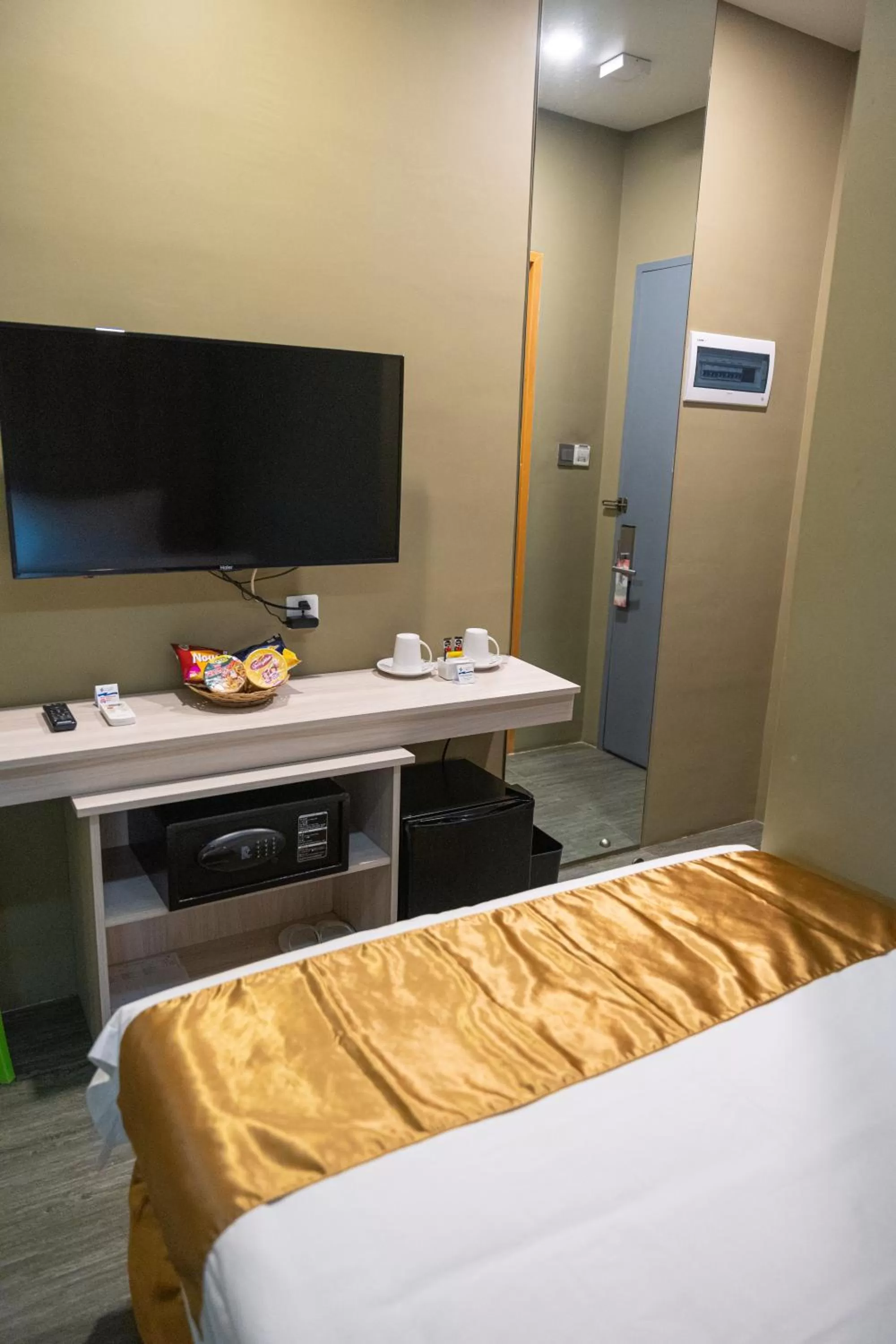 Bedroom, Bed in Felicity Island Hotel