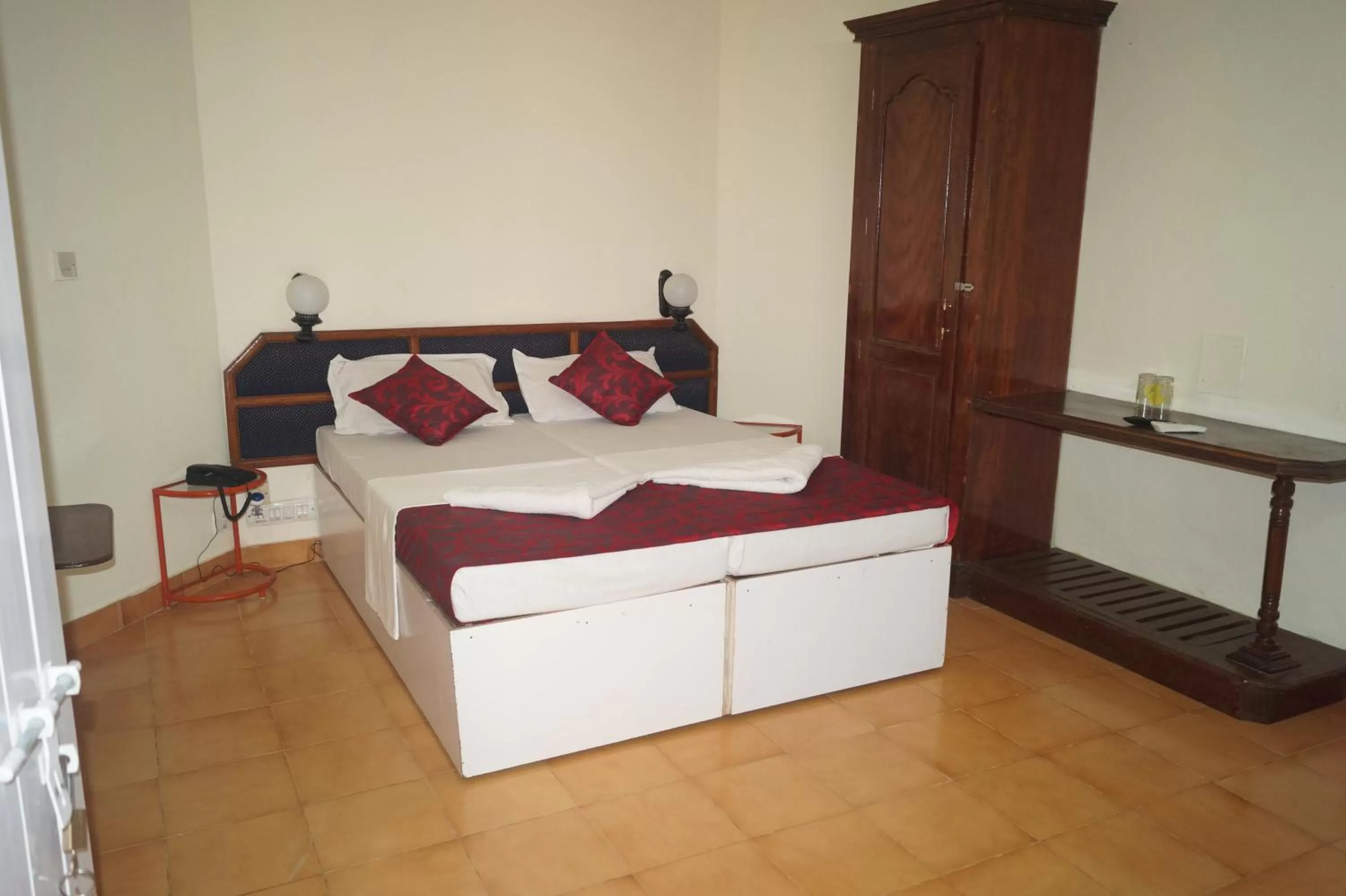 Photo of the whole room, Bed in Hotel Thushara