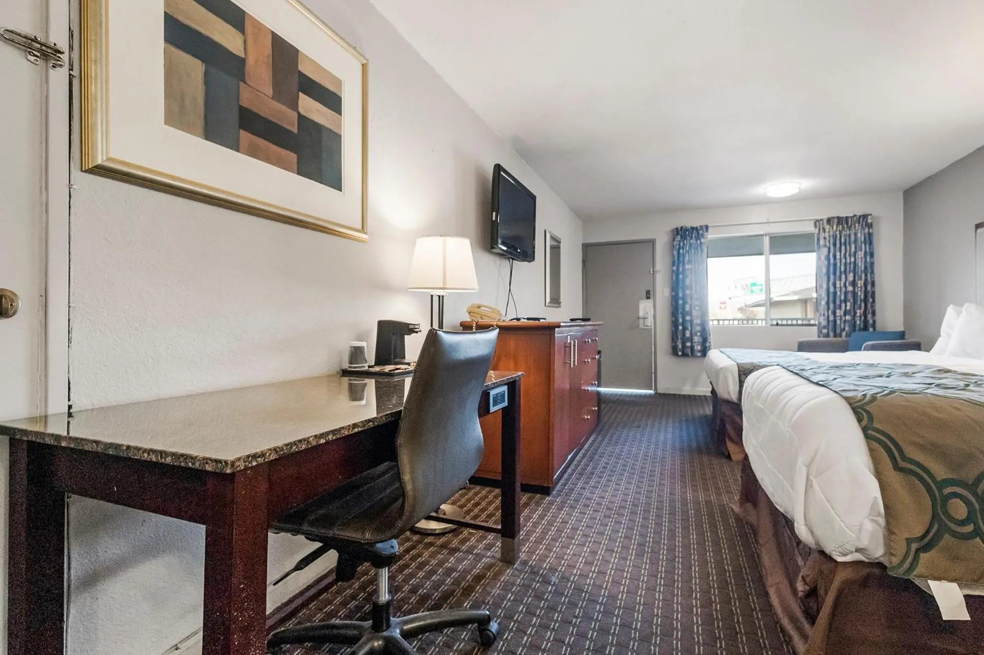 Bedroom, Bed in Heritage Inn Express Hayward