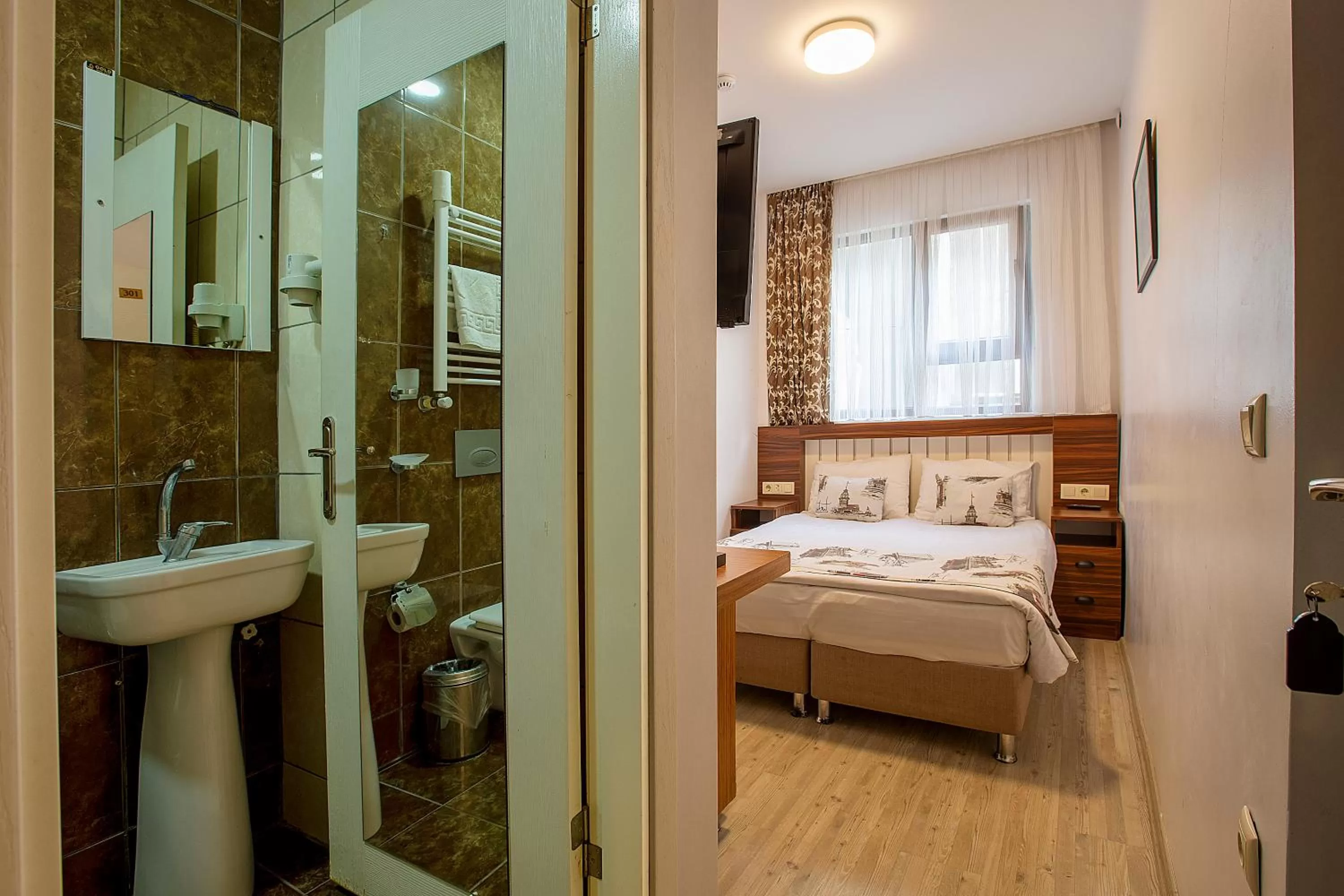 Shower, Bed in Pera Sultan Suit