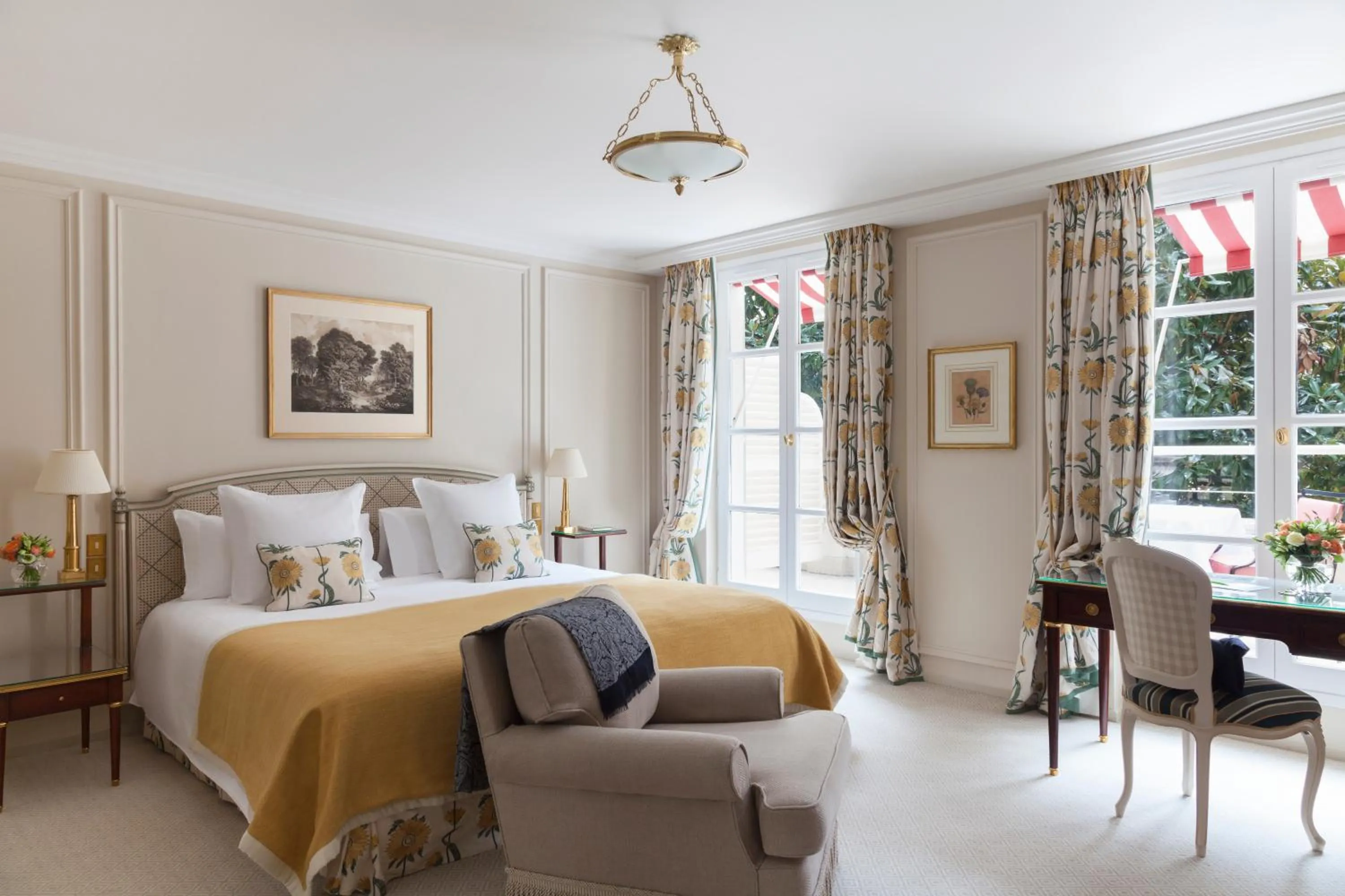 Bed in Le Bristol Paris, Oetker Hotels