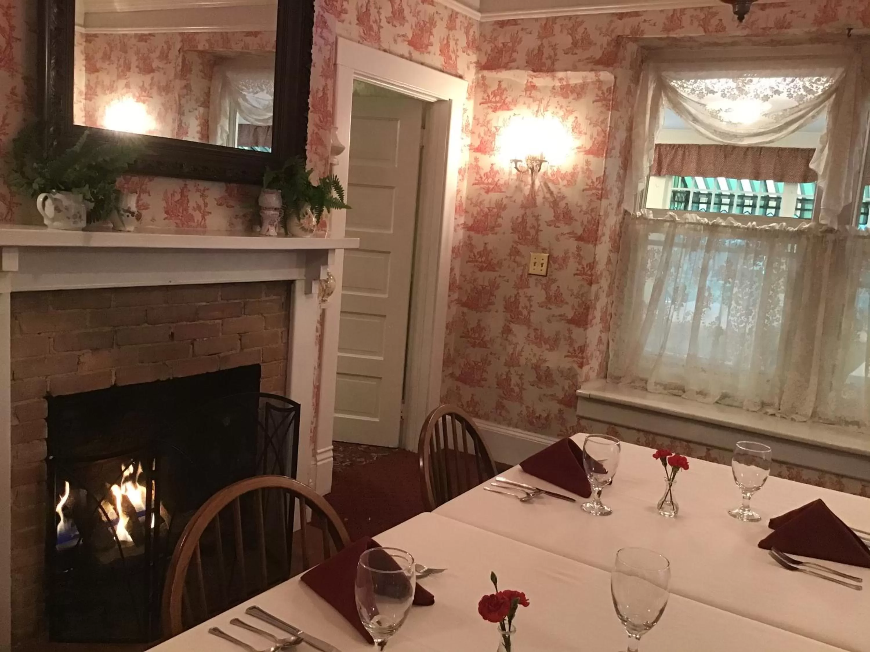 Restaurant/places to eat in Red Rocker Inn