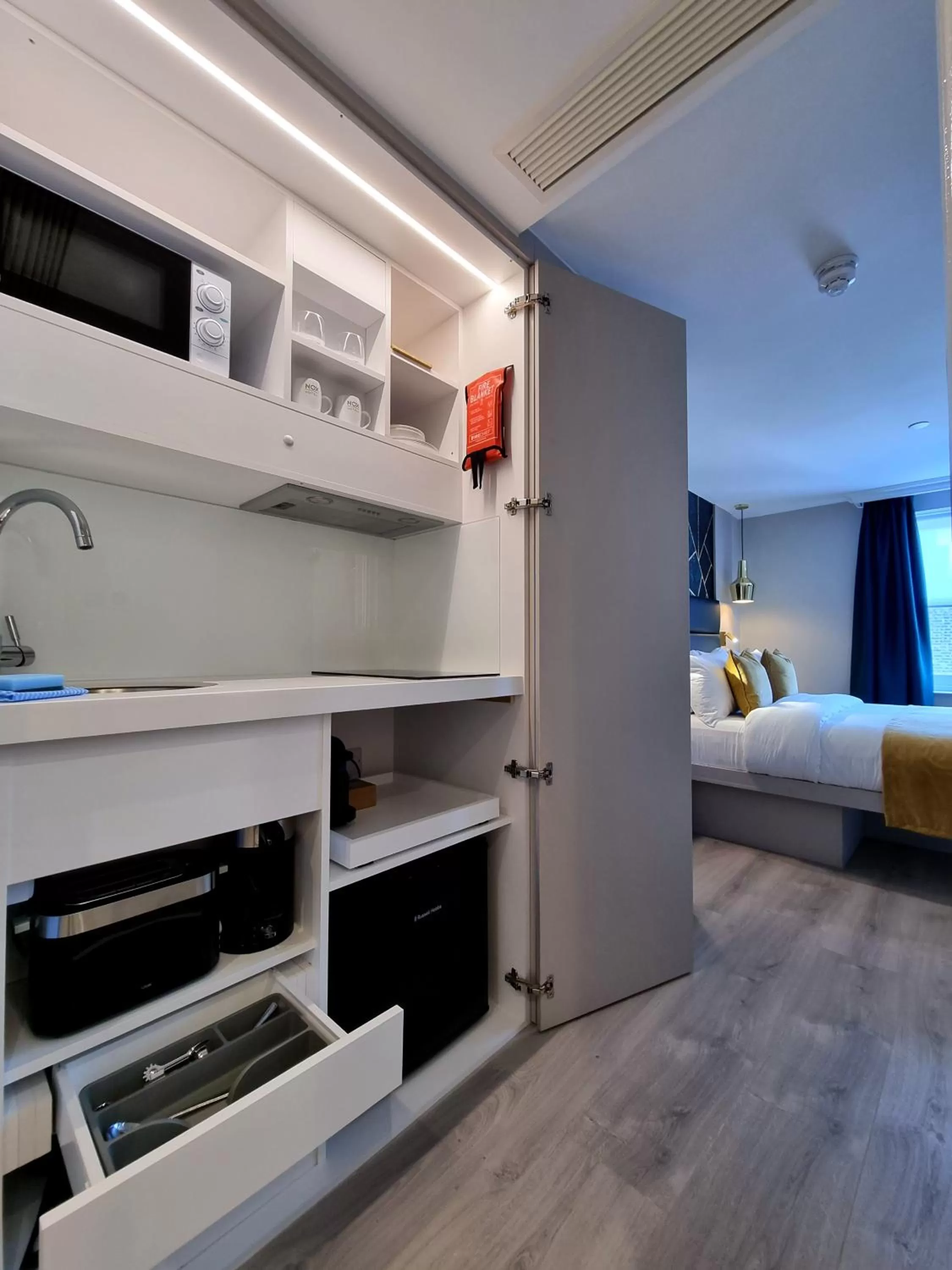 Photo of the whole room, Bed in NOX Kensington Gardens