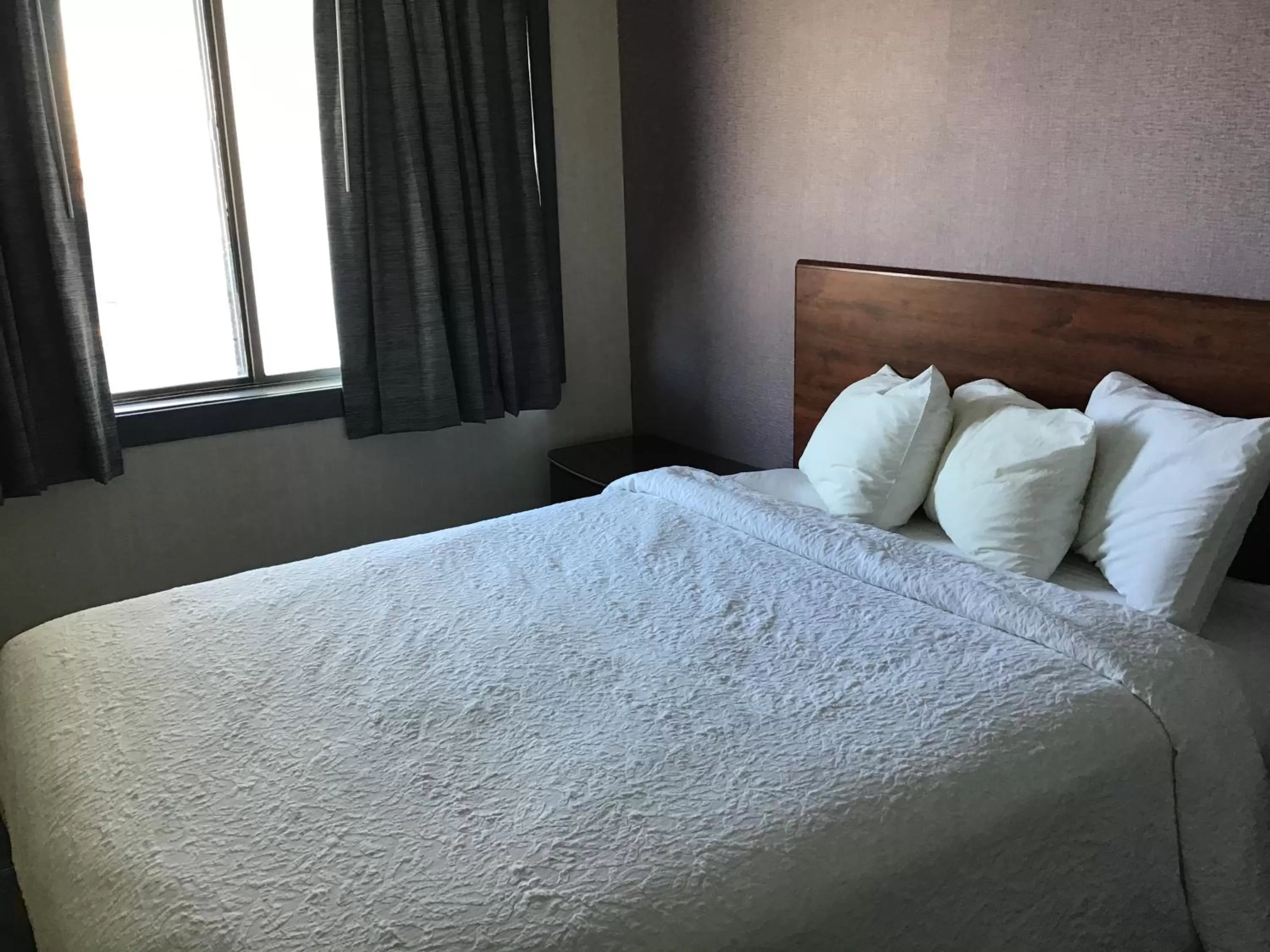 Bedroom in Howard Johnson by Wyndham Gillette