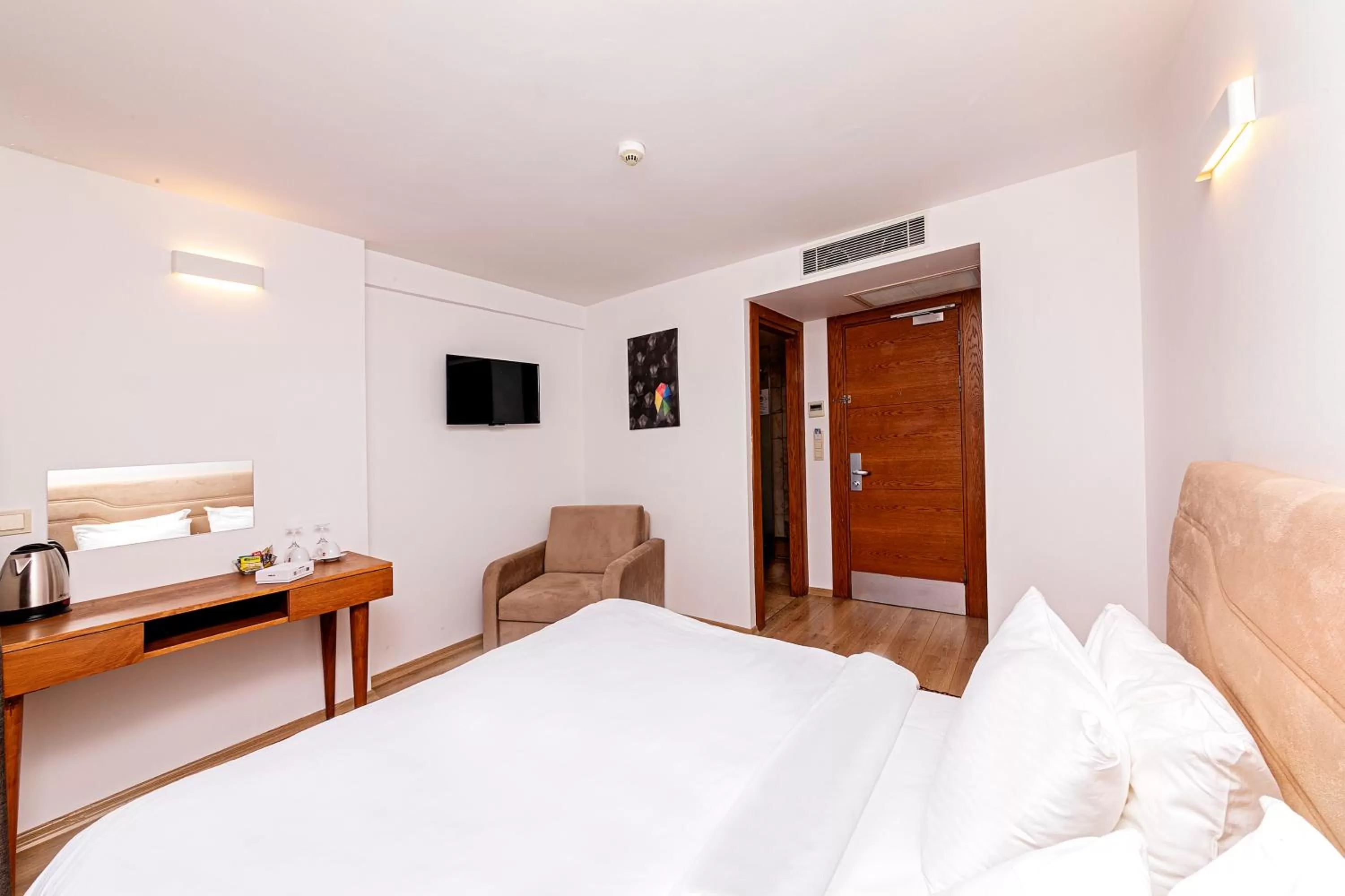 Photo of the whole room, Bed in Neda