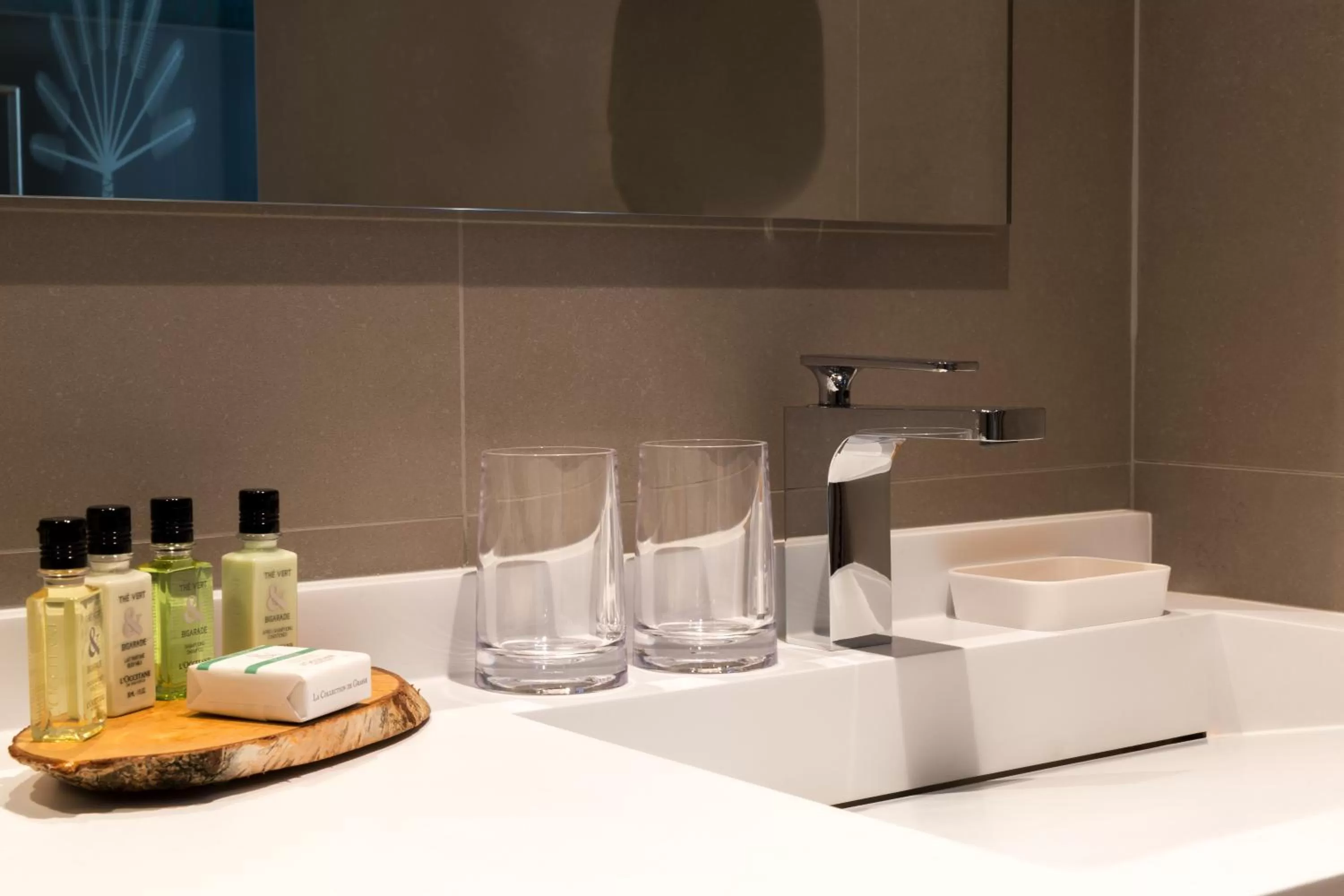 Photo of the whole room in Hotel L'Arbre Voyageur - LILLE