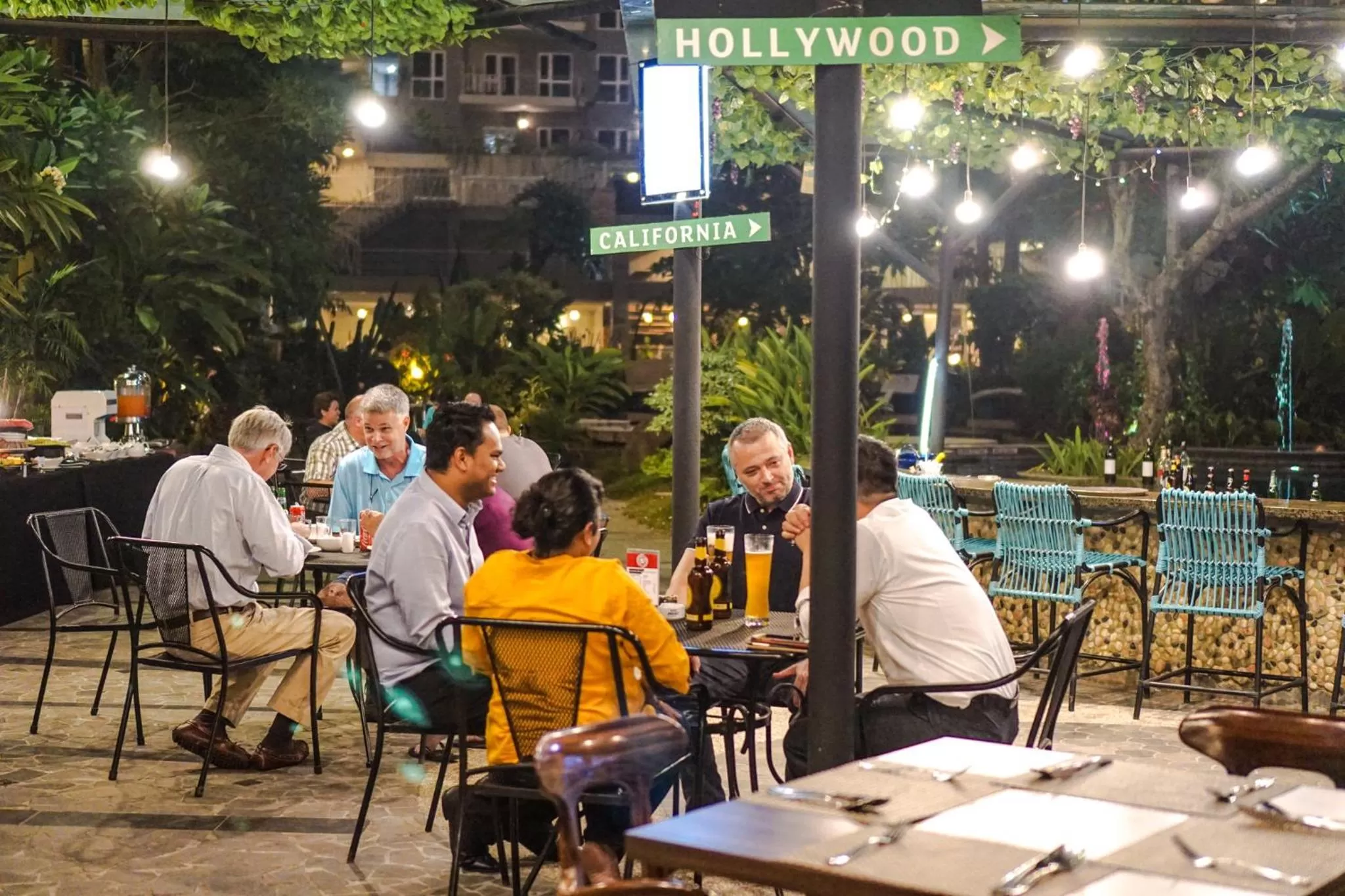 Restaurant/places to eat in Holiday Inn Cikarang Jababeka by IHG