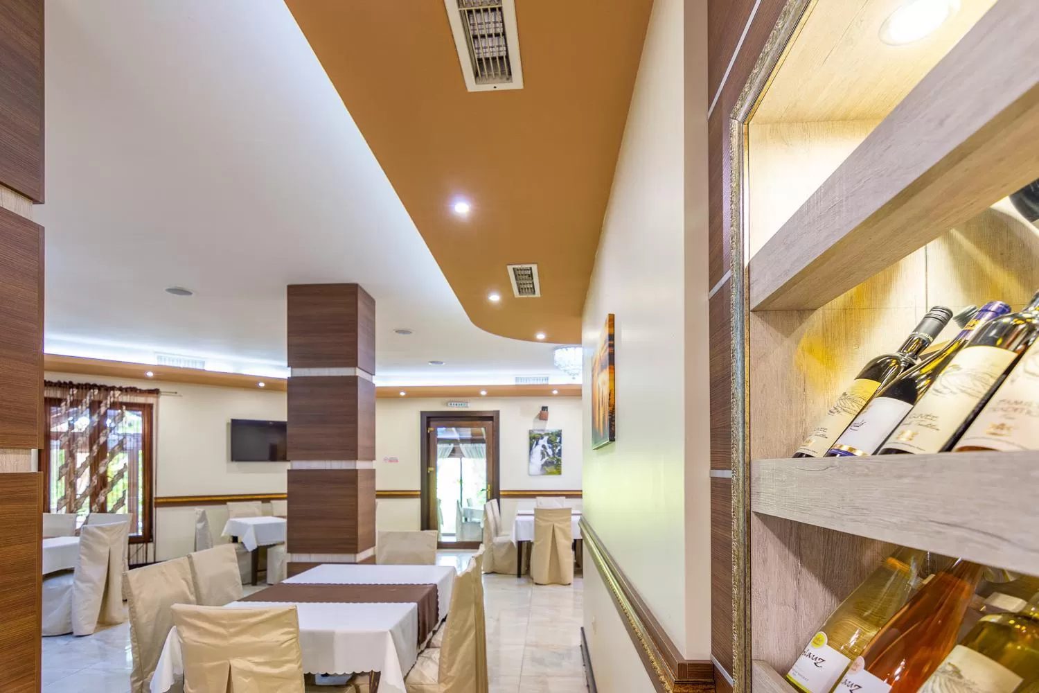 Restaurant/places to eat in Eco Hotel Momata