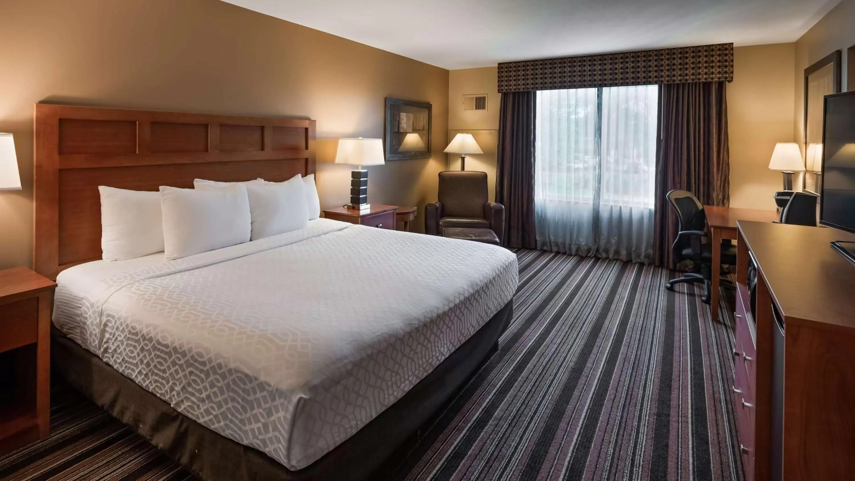 King Room with Roll-In Shower - Poolside/Disability Access/Non-Smoking in Wyndham Bloomington - Mall of America