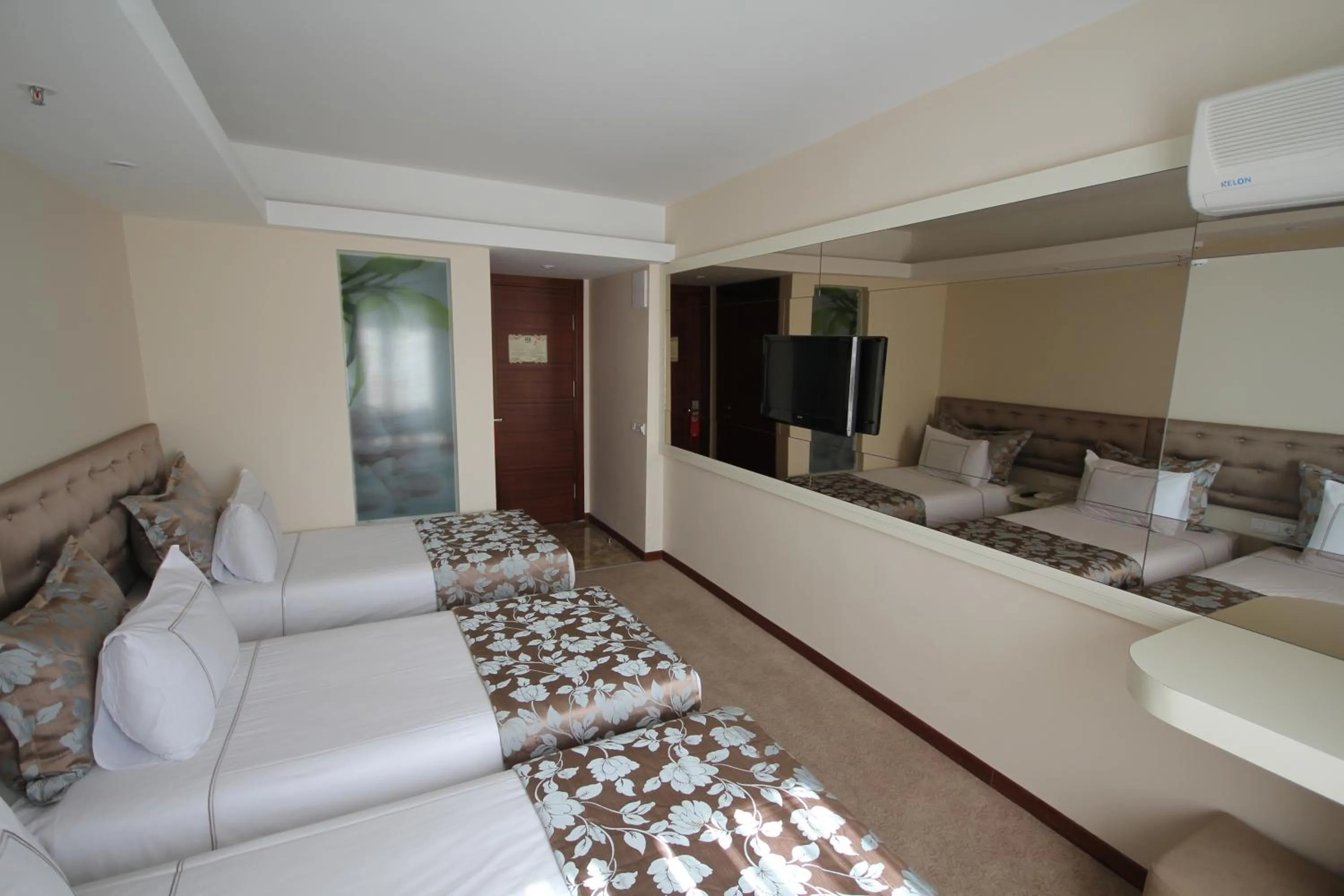 Photo of the whole room in Grand Washington Hotel