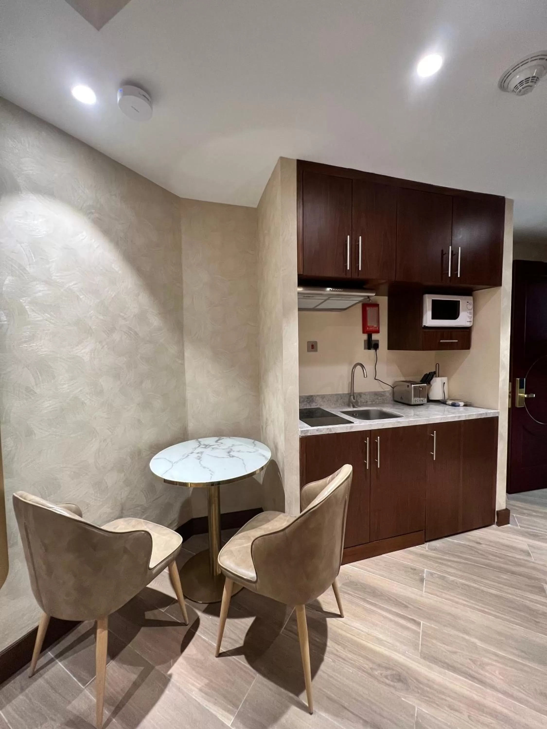 Kitchen or kitchenette in City Seasons Suites