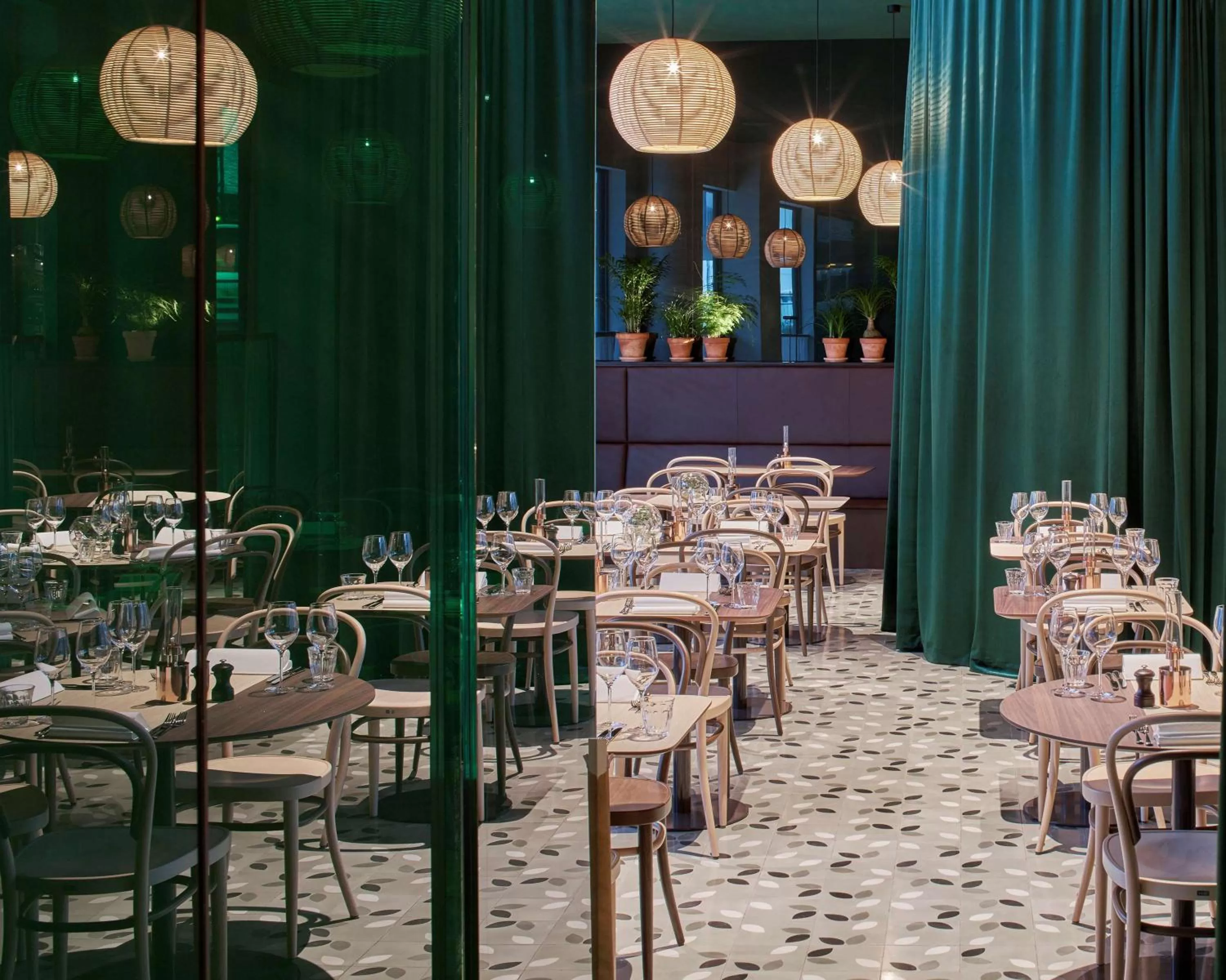 Restaurant/places to eat in Zander K Hotel