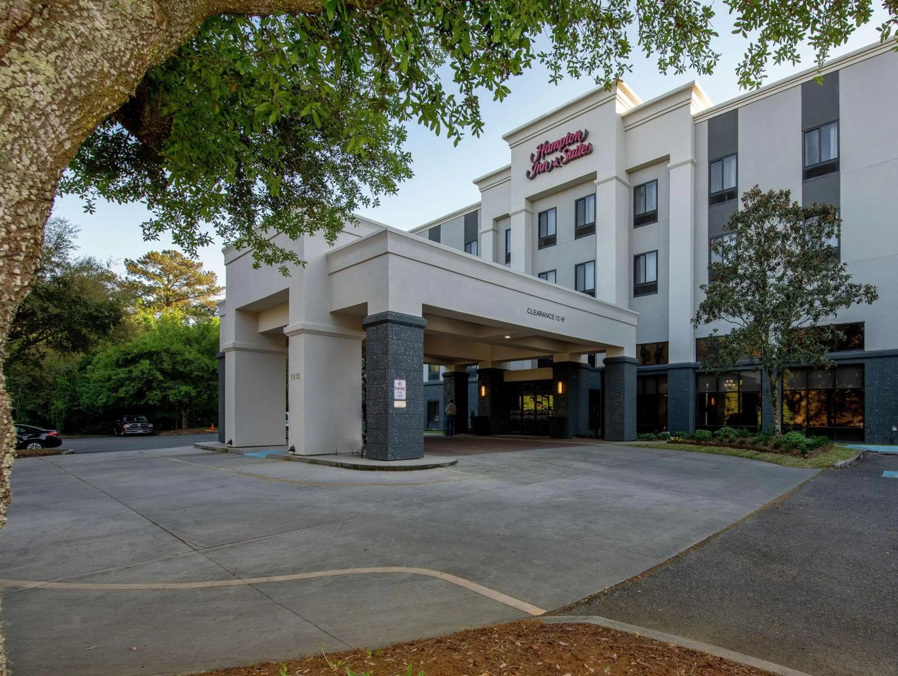 Property building in Hampton Inn and Suites Lafayette