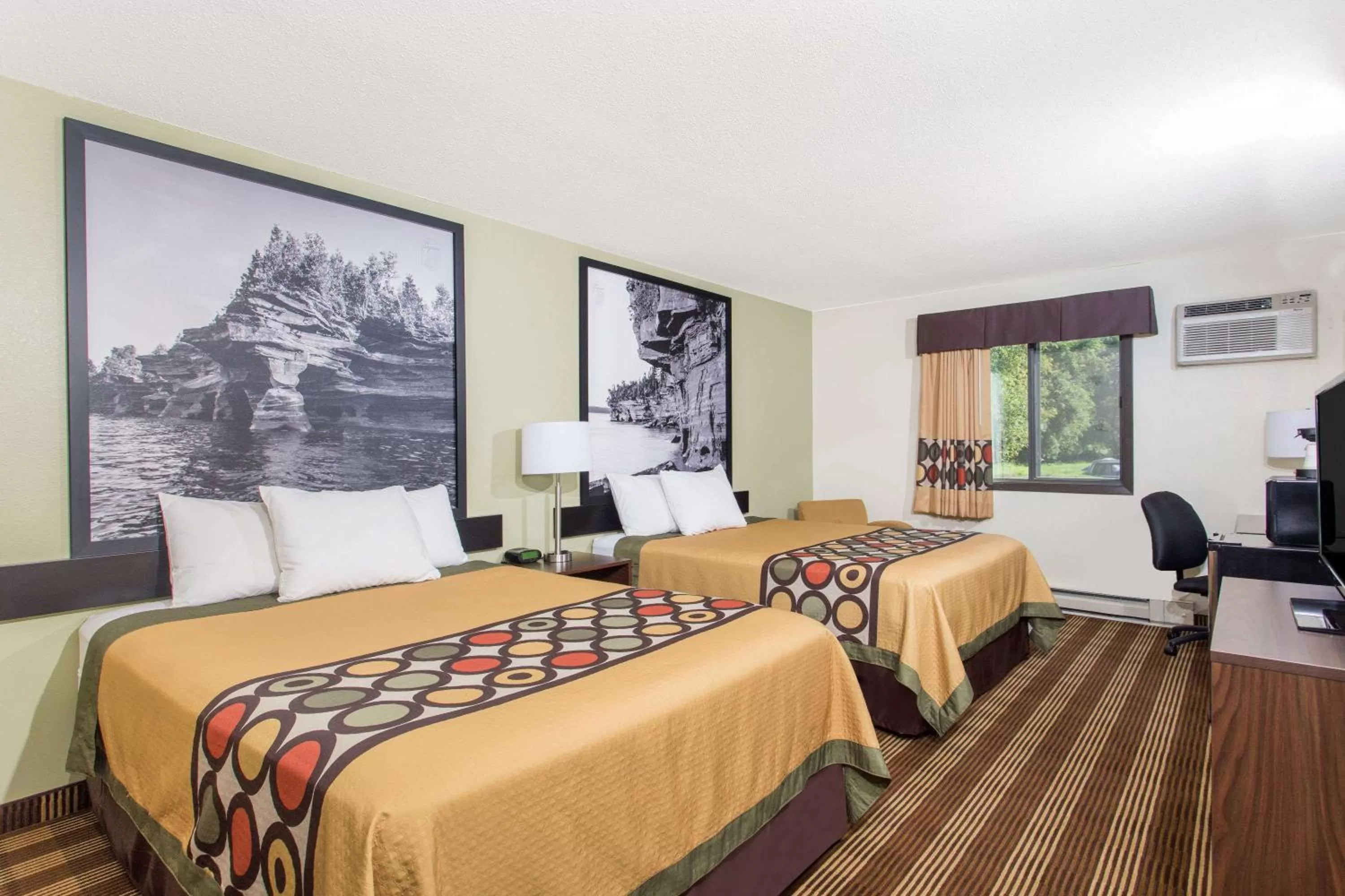 Photo of the whole room in Super 8 by Wyndham Eau Claire I-94