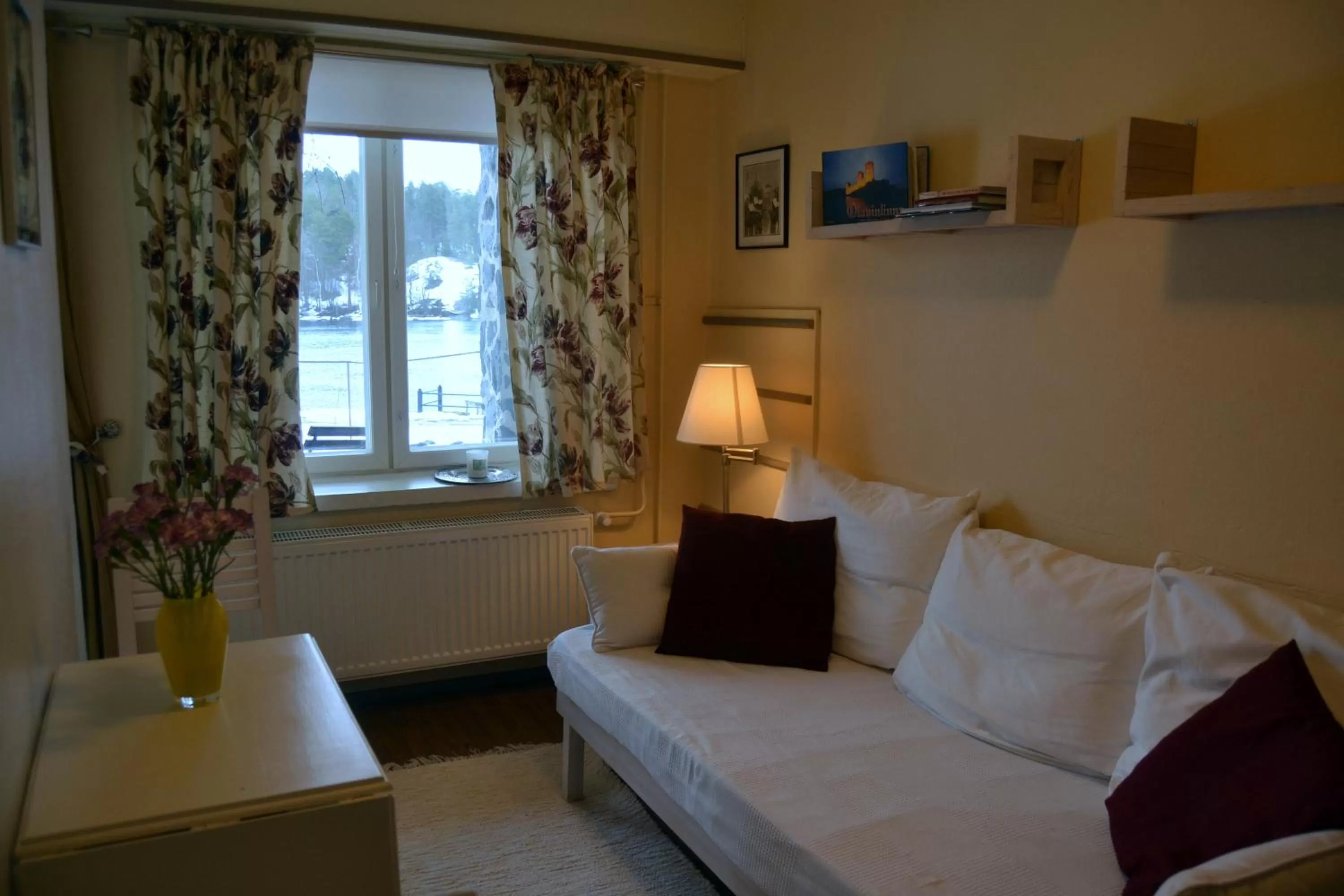 Day, Bed in Lossiranta Lodge