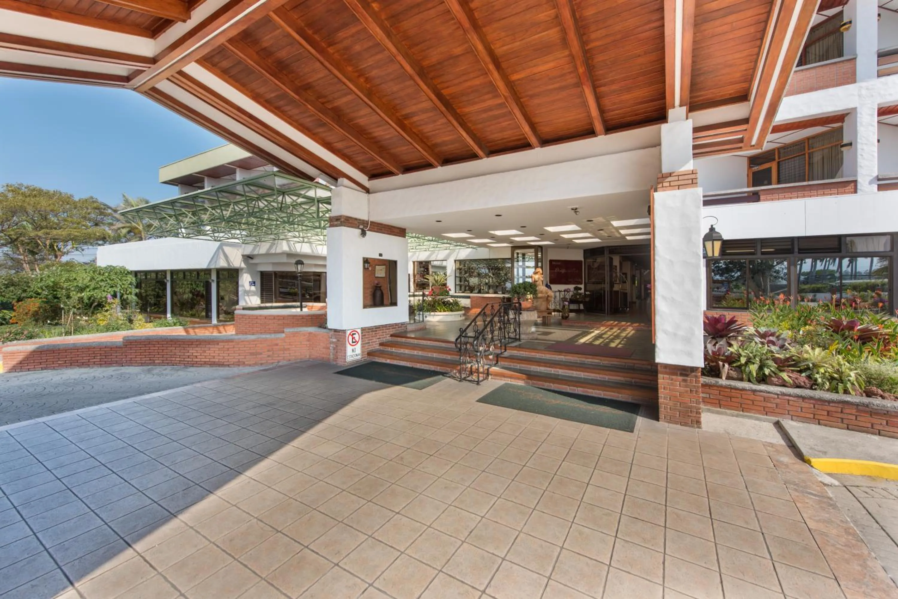 Facade/entrance in Hotel Bougainvillea San José