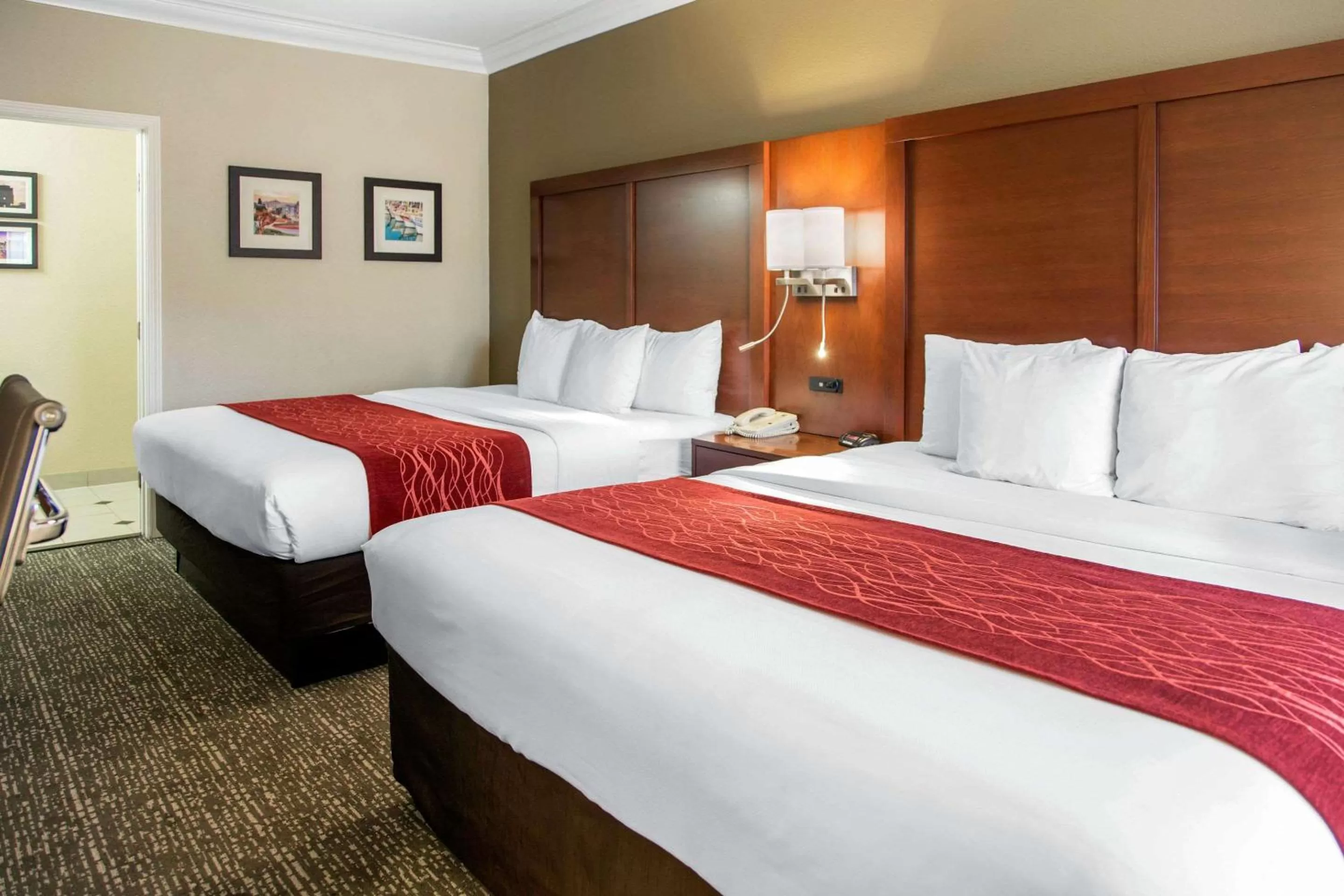 Photo of the whole room, Bed in Comfort Inn & Suites San Francisco Airport North