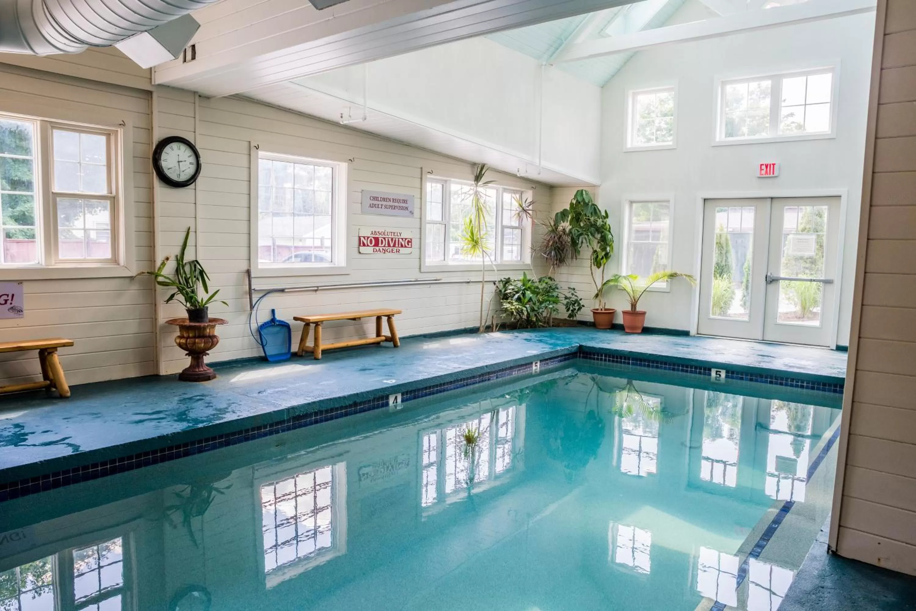 Swimming pool in The Common Man Inn, Spa & Lodge