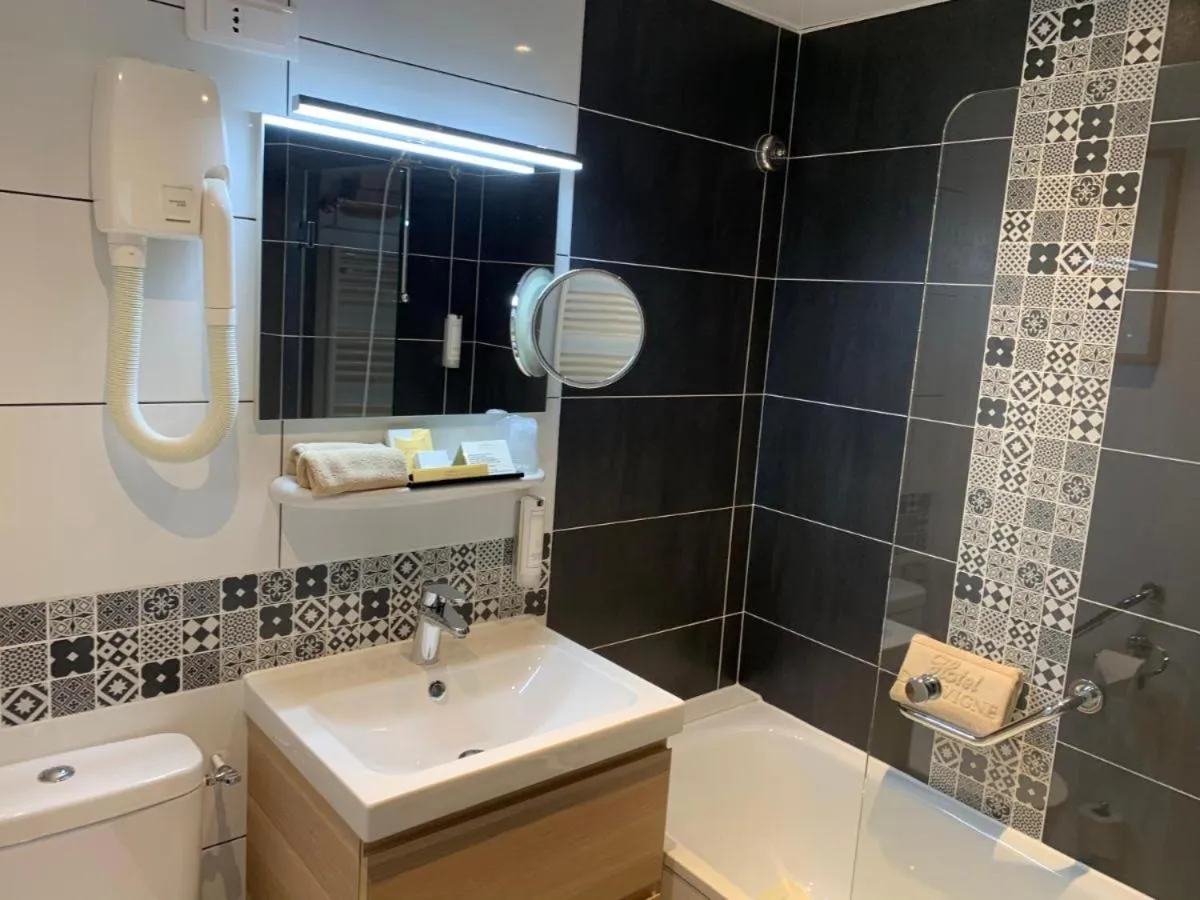 Shower in Hôtel Delavigne