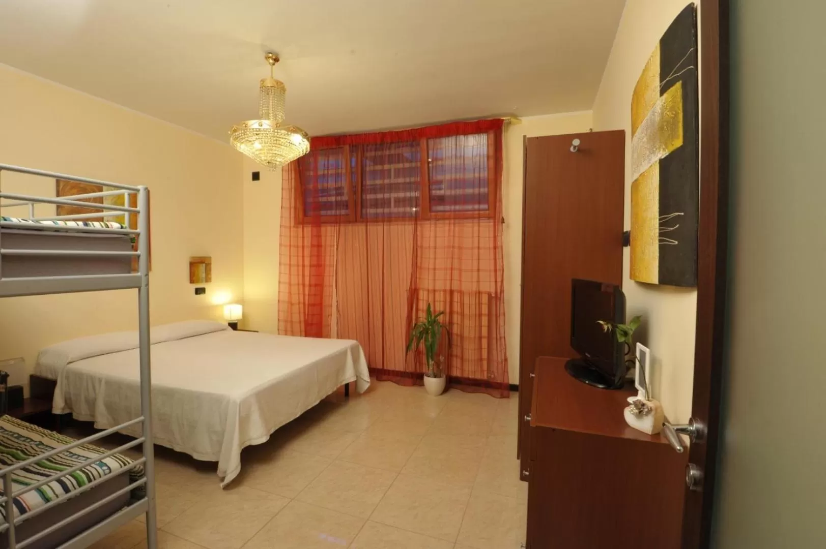 Photo of the whole room in Le Mediterranee