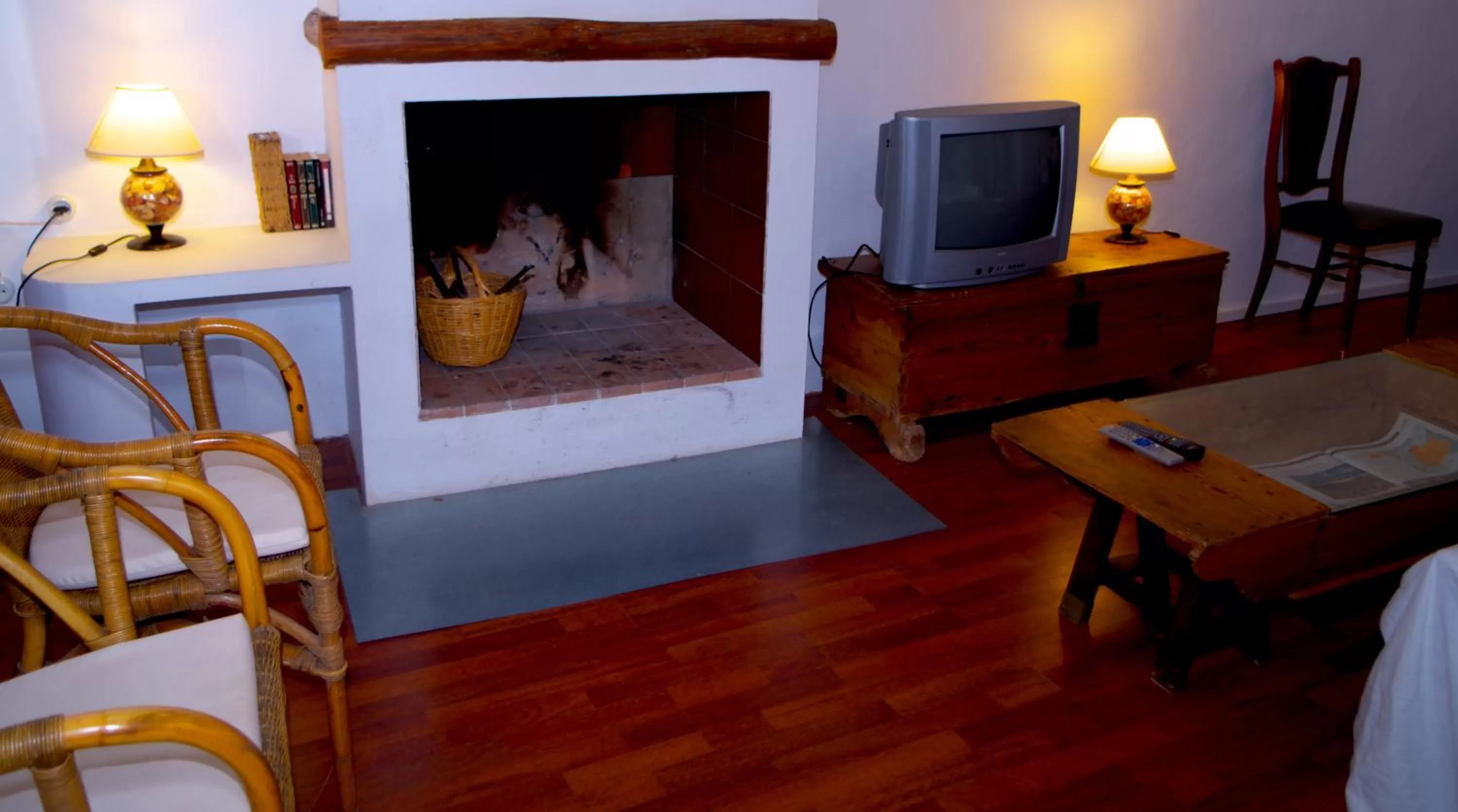 Living room, TV/Entertainment Center in Olmitos 3 Hotel boutique, Casa-Palacio