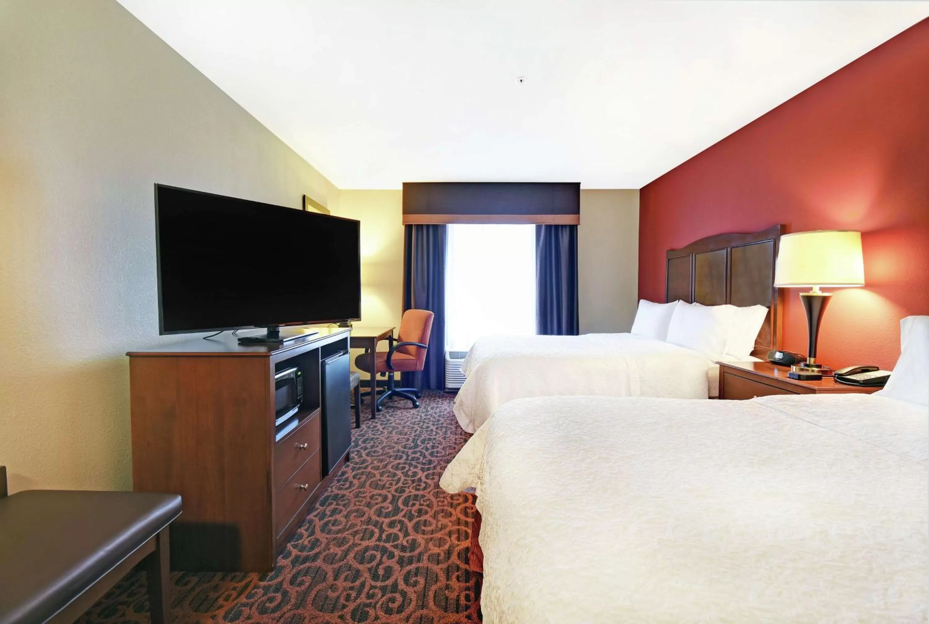 Bedroom, Bed in Hampton Inn Beloit