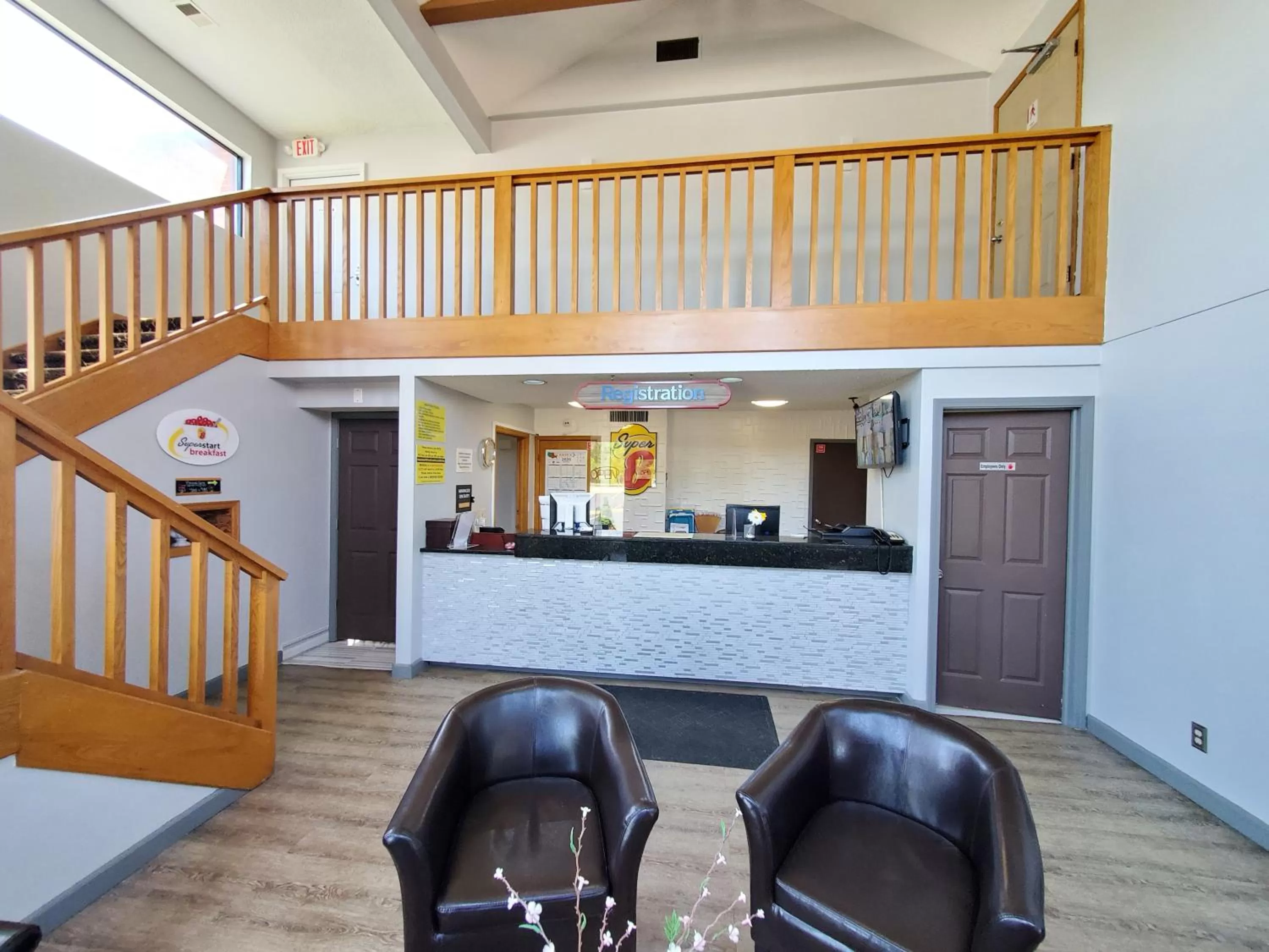 Lobby or reception in Super 8 by Wyndham Kansas City Airport North