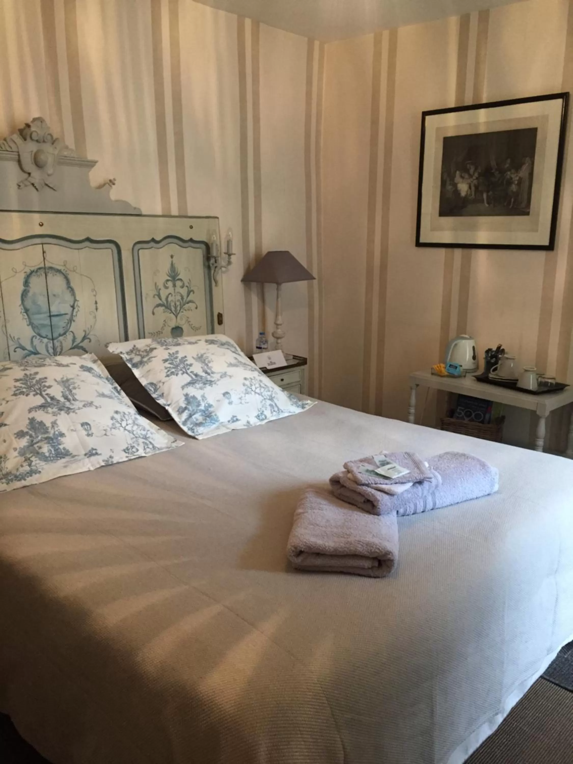 Basic Double Room in Au 16 Place Saint Louis