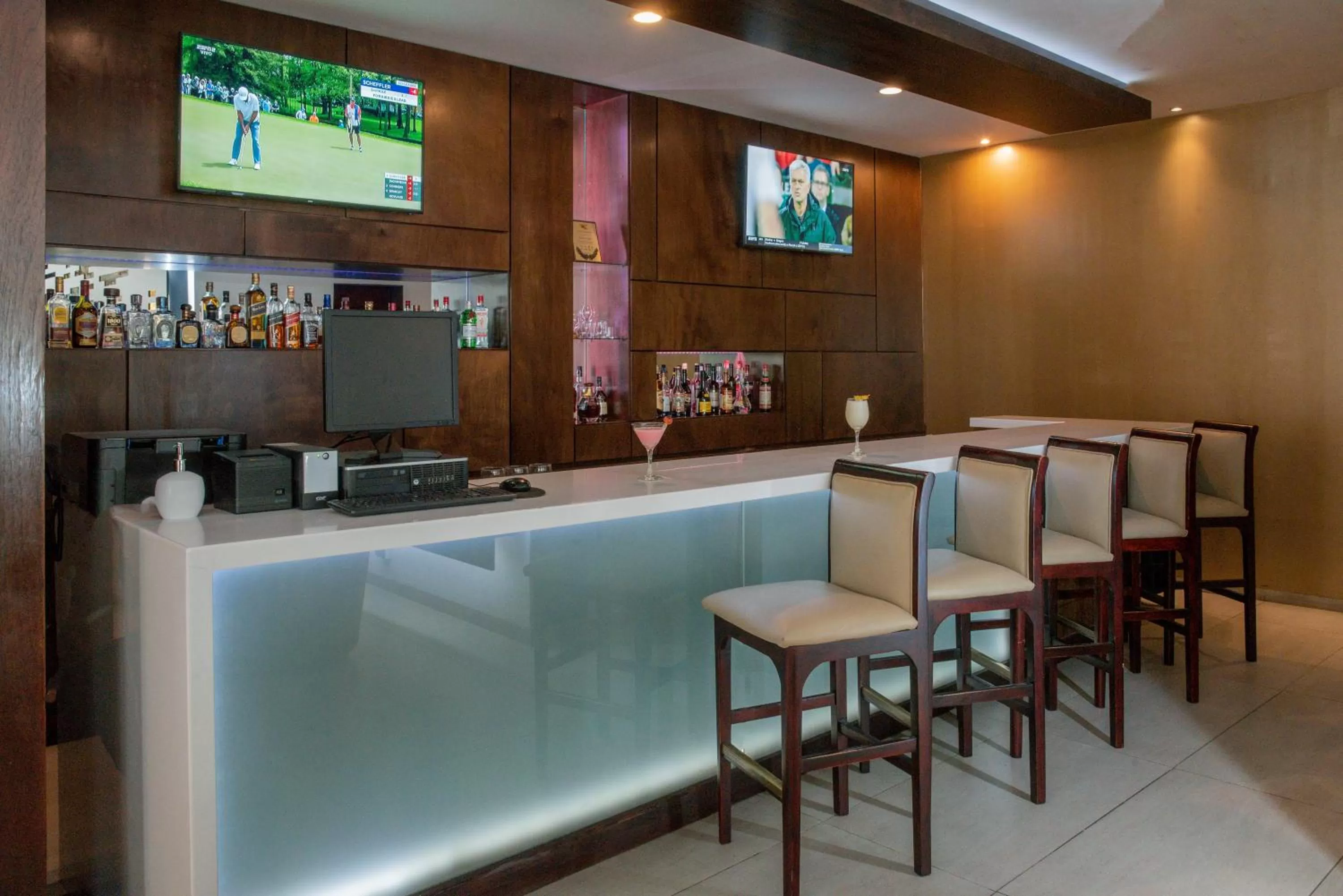 Lounge or bar in Clarion Suites Guatemala City