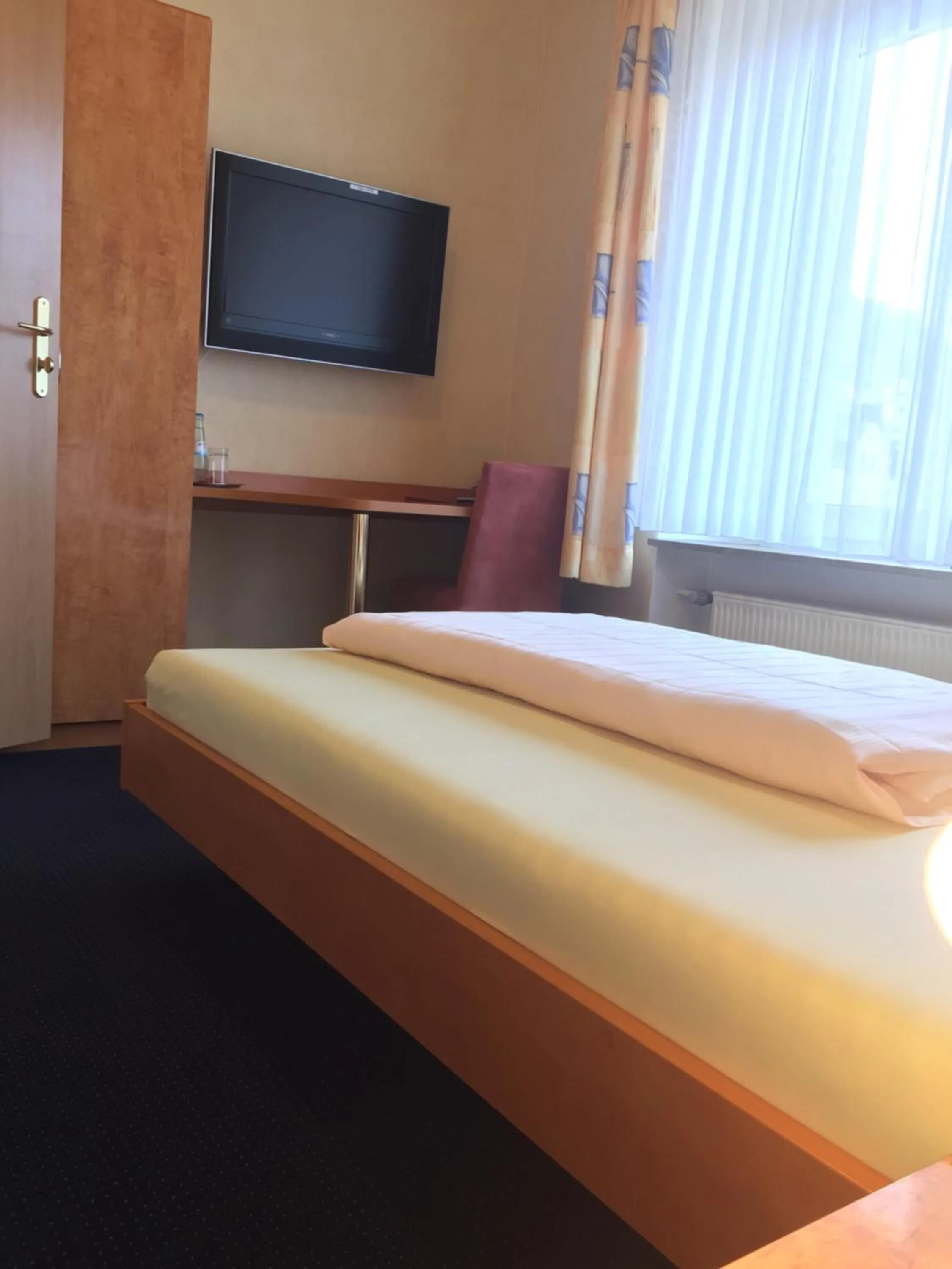 Bed in Stumbergers Hotel - free parking -