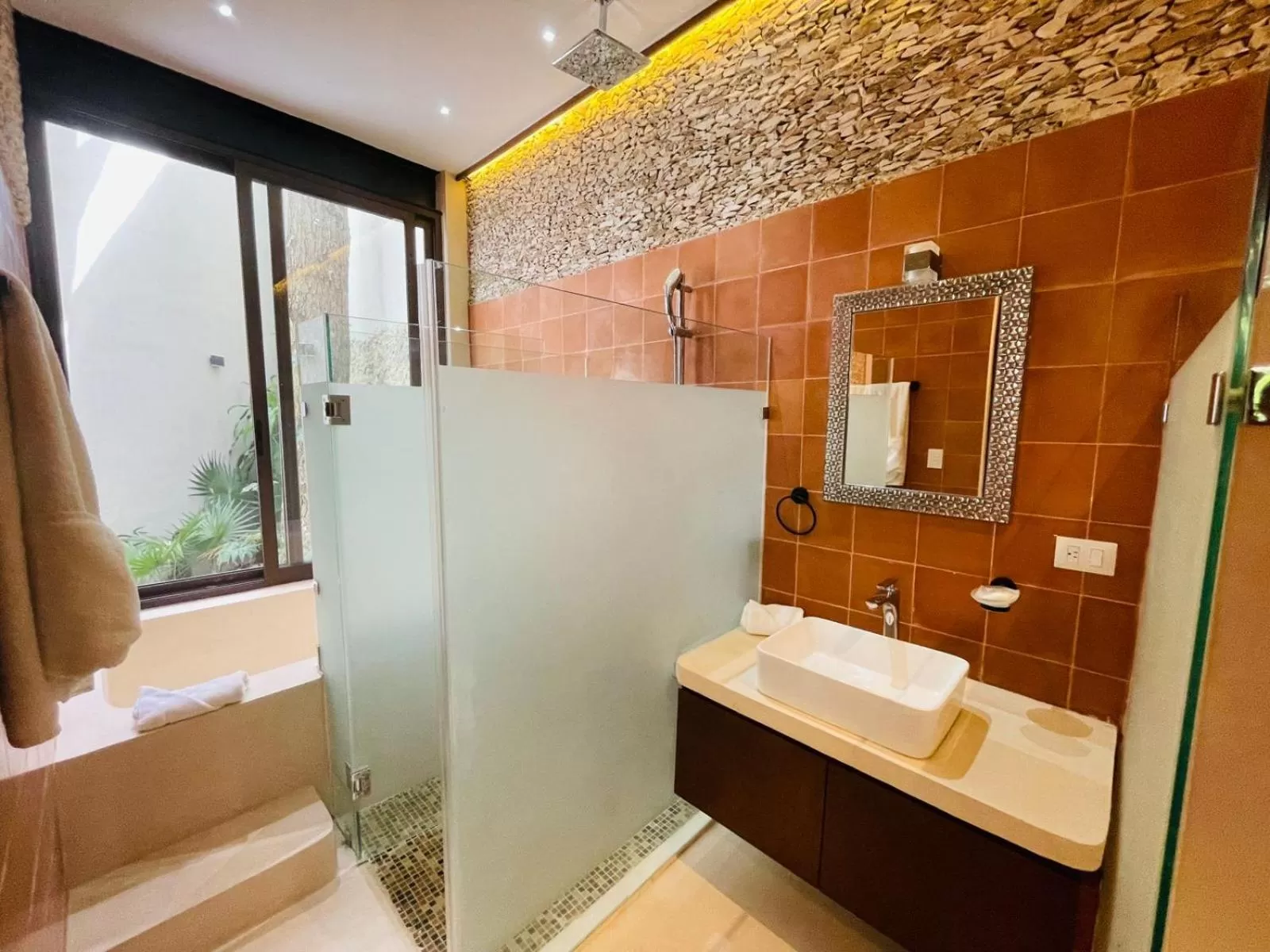 Shower in Hotel Marionetas