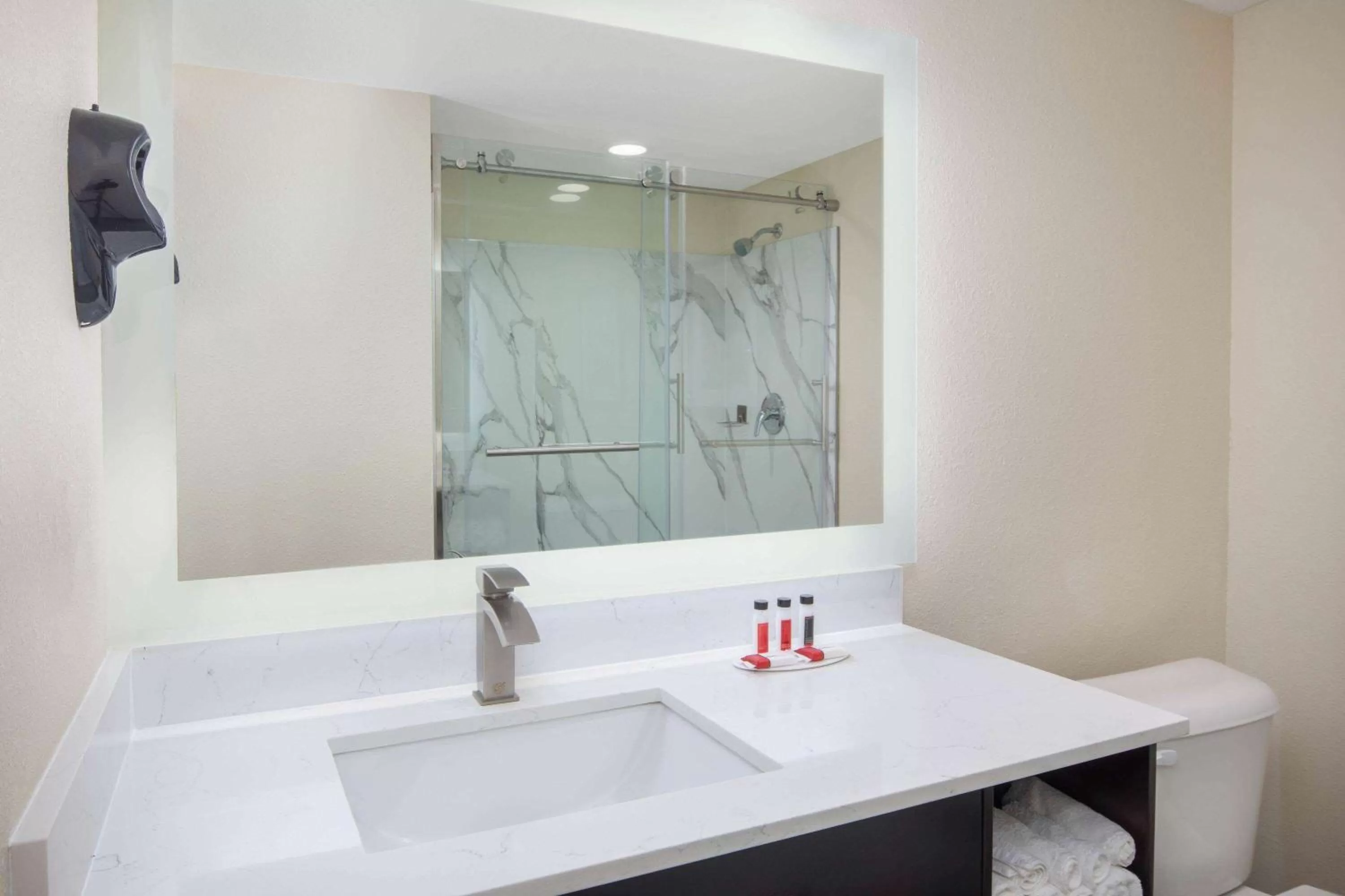 Bathroom in Baymont Inn & Suites by Wyndham Hammond