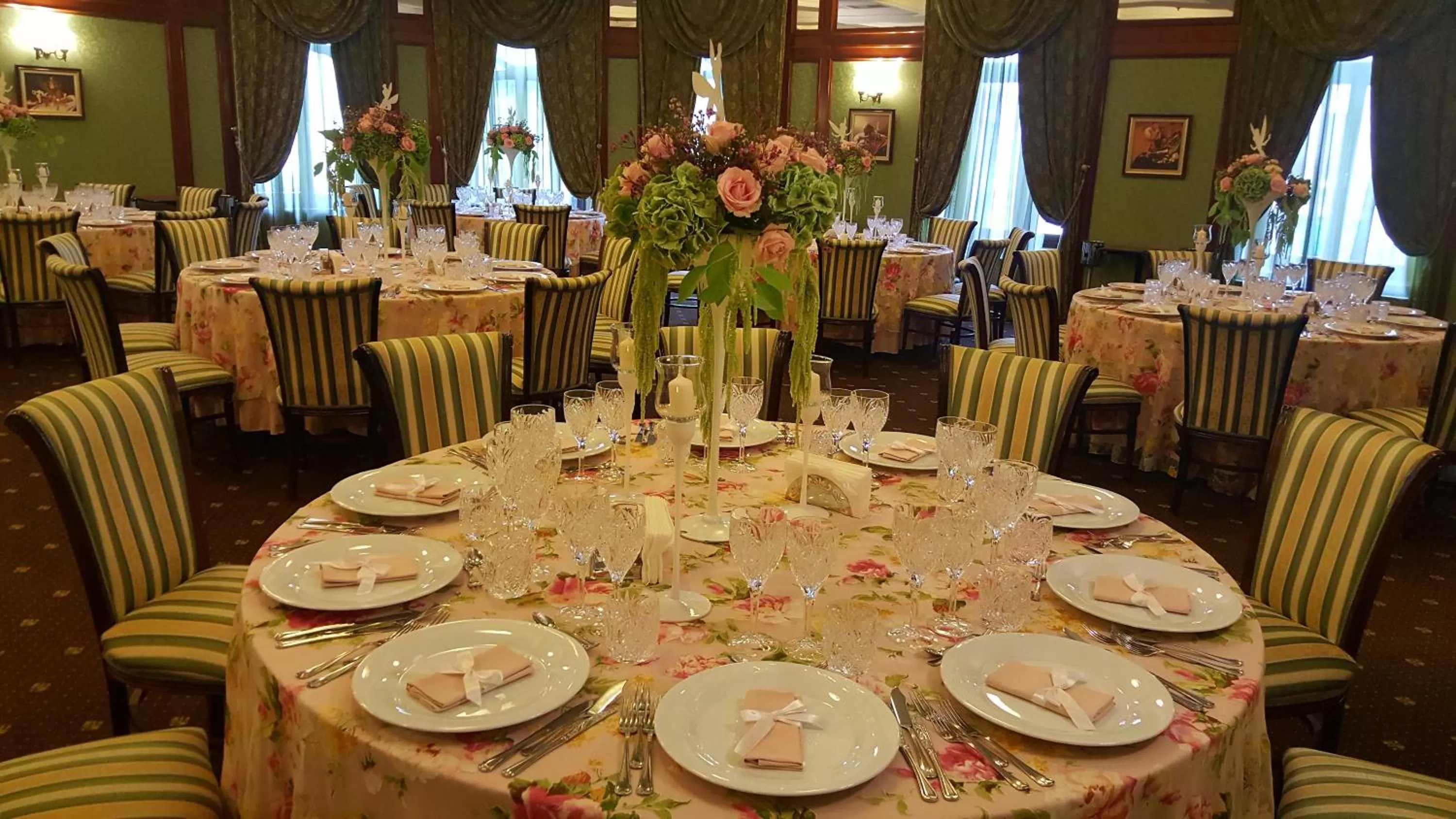 Restaurant/places to eat in Hotel Select