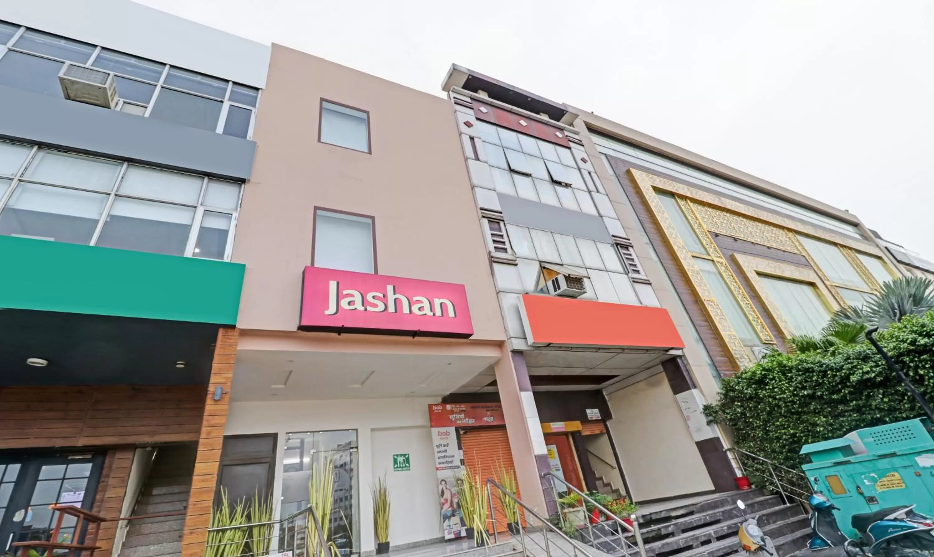 Property building in Itsy Hotels Jashan