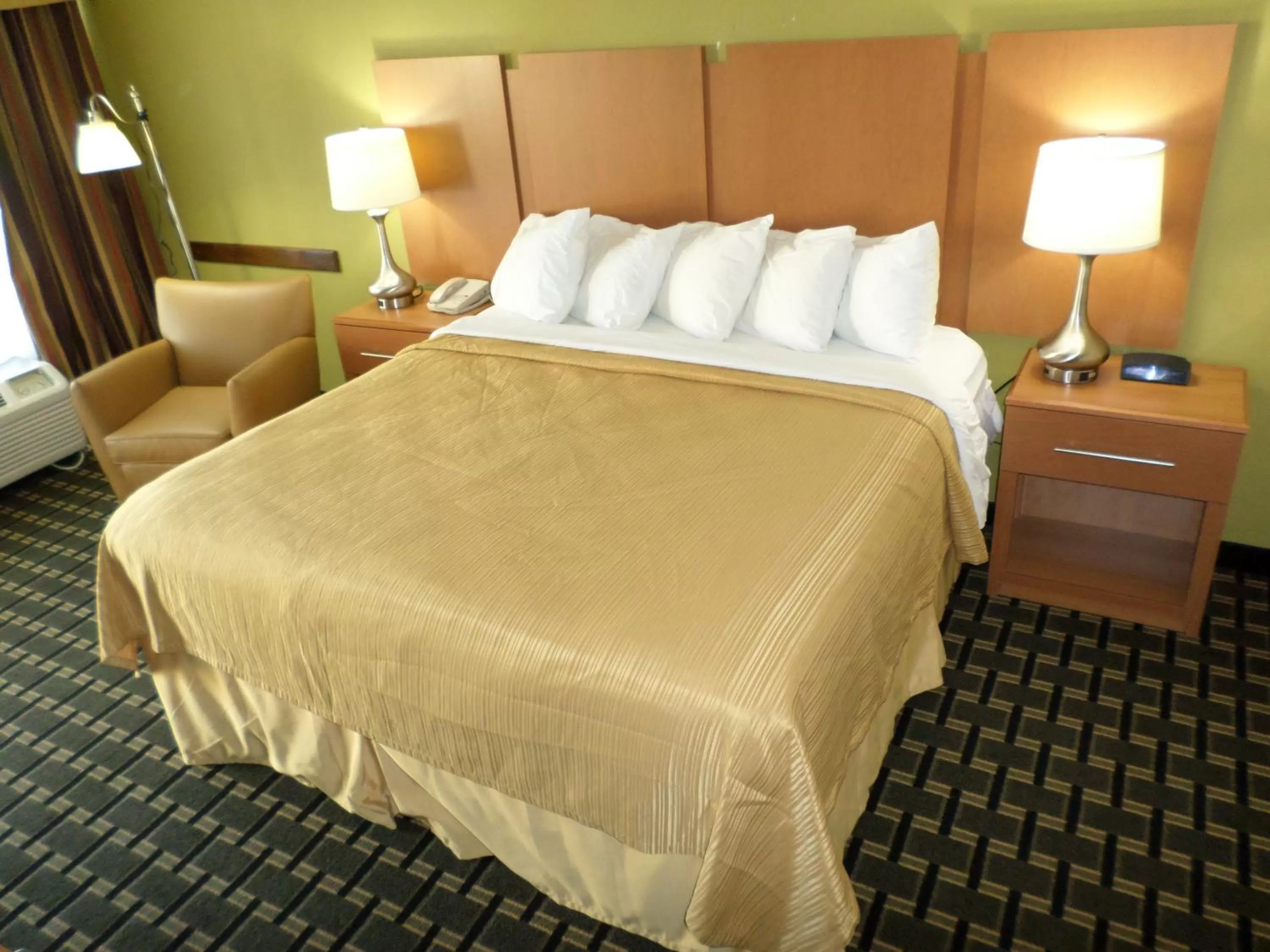 Bed in Clarion Inn Southern Pines - Pinehurst