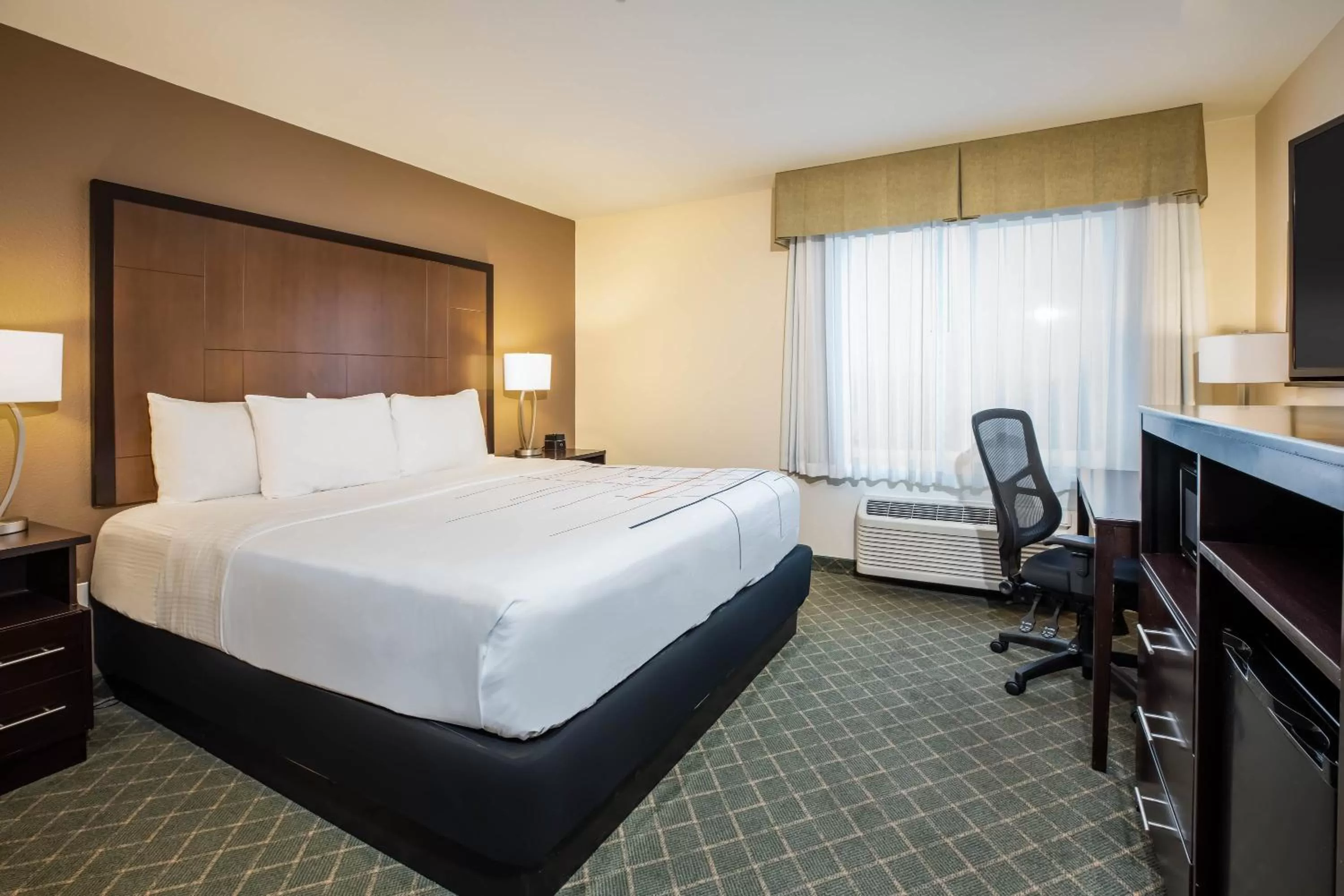 Photo of the whole room, Bed in La Quinta by Wyndham Portland Airport