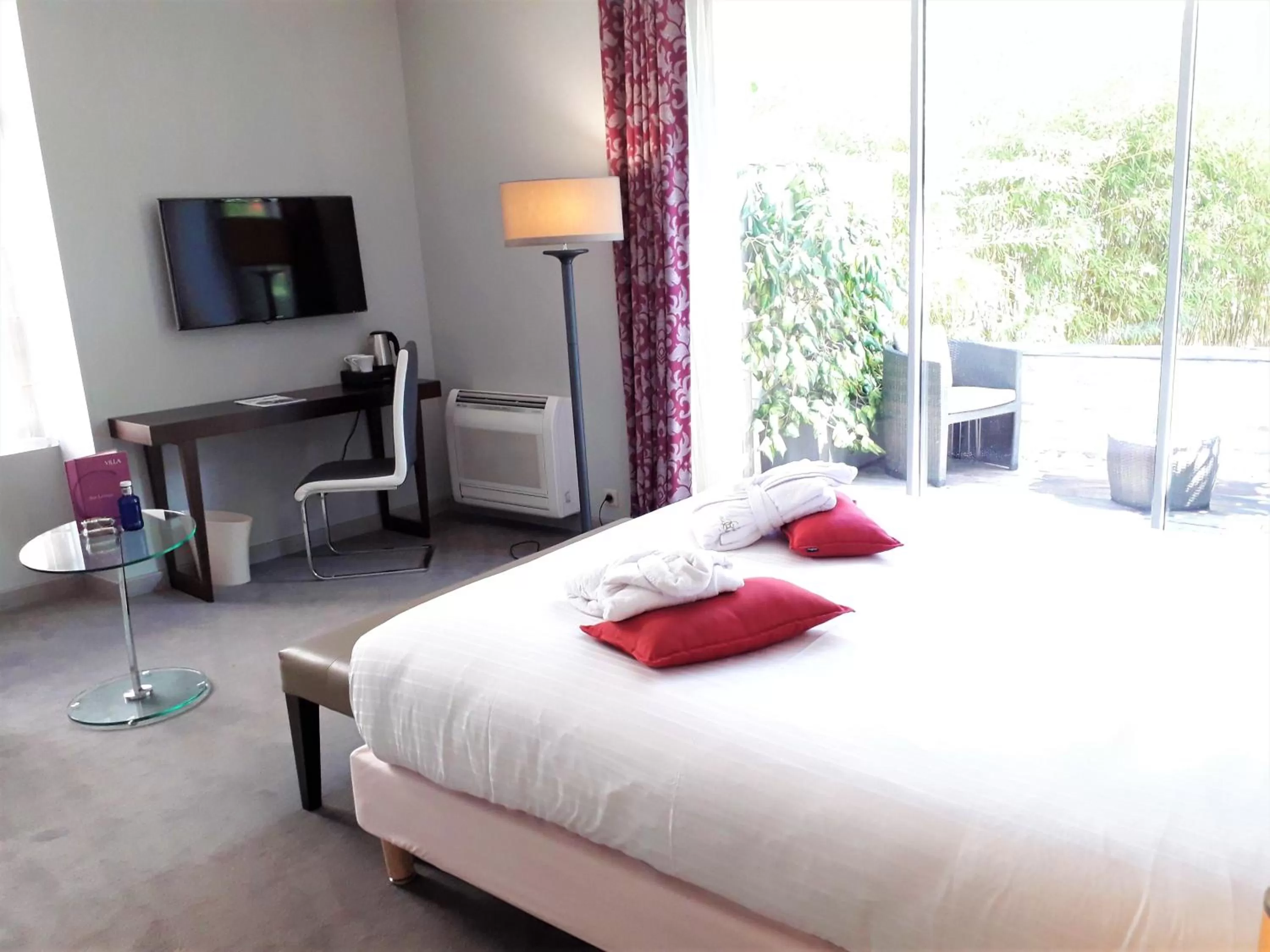 Photo of the whole room, Bed in Logis Villa C Hôtel