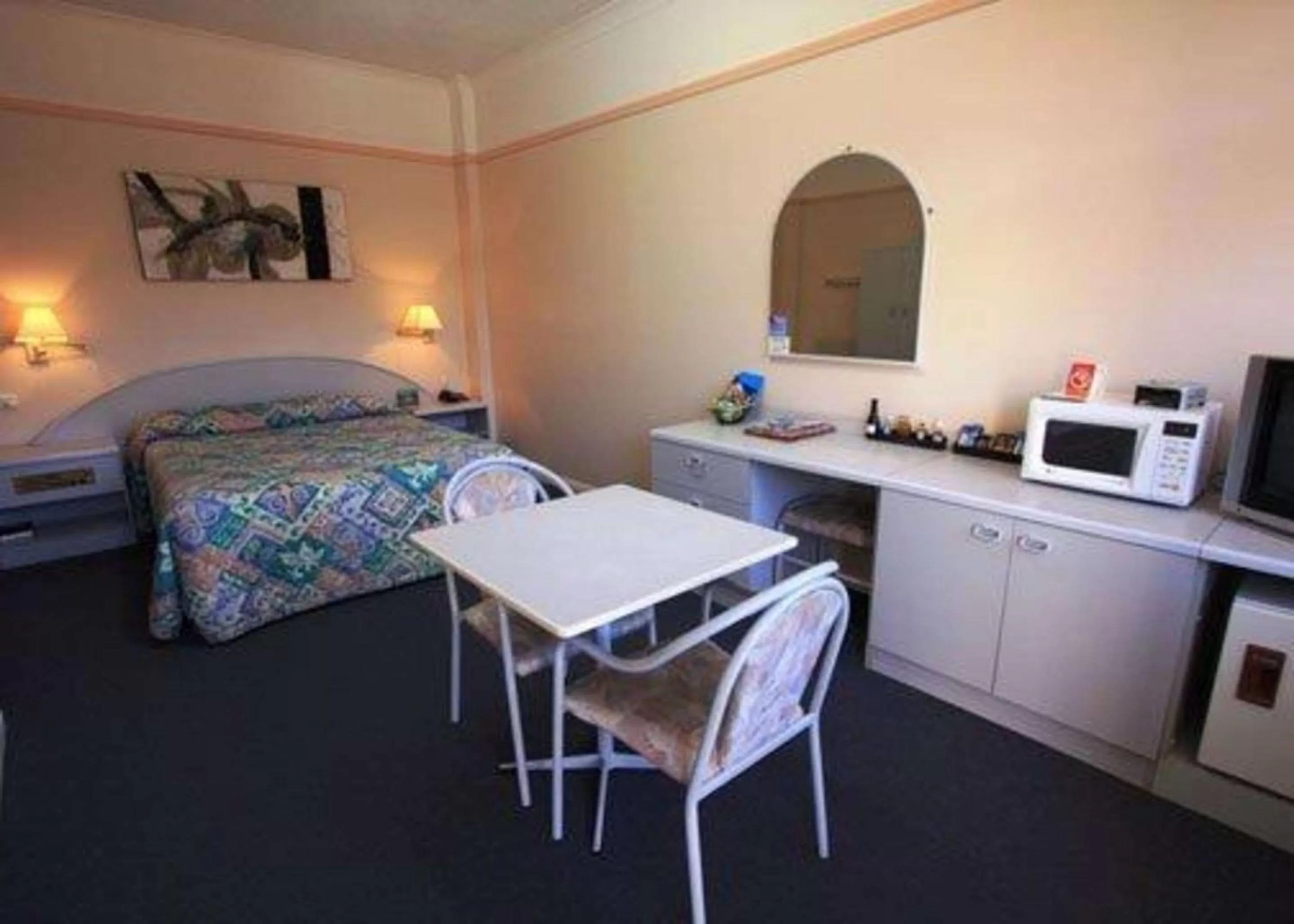 Photo of the whole room, Bed in Comfort Inn Crystal Broken Hill