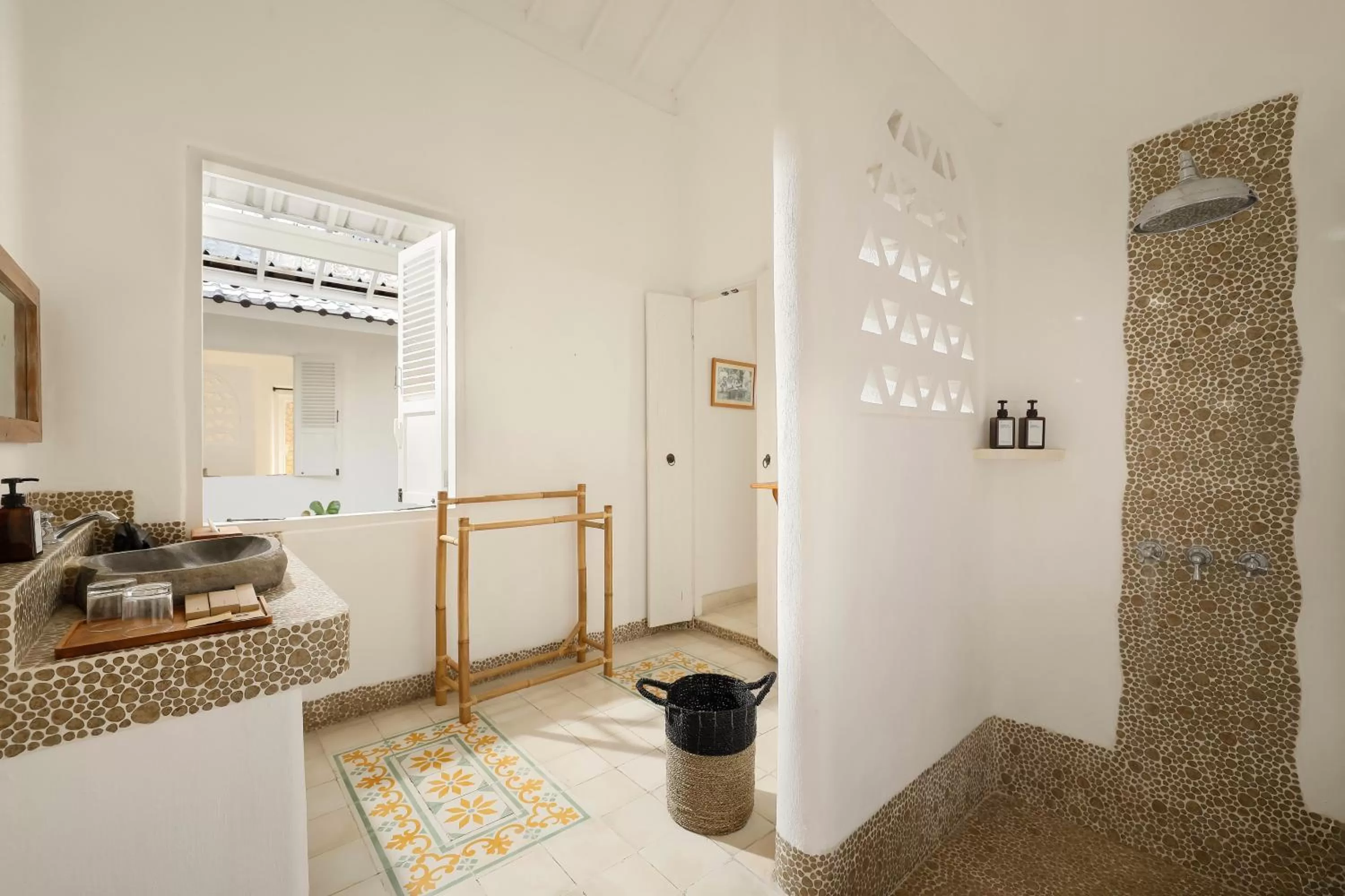 Shower in Puri Tempo Doeloe Boutique Hotel