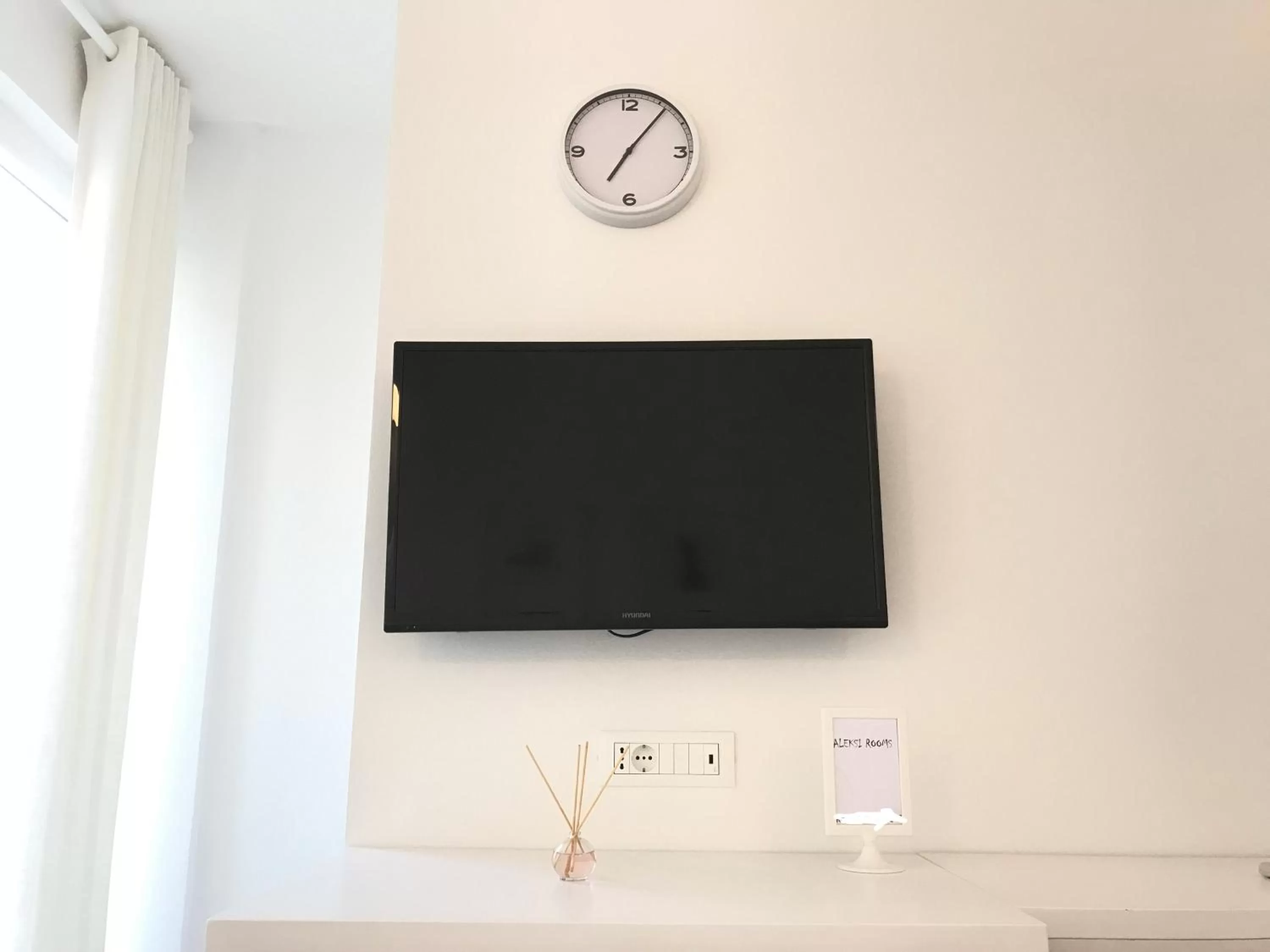 TV/Entertainment Center in Aleksi rooms