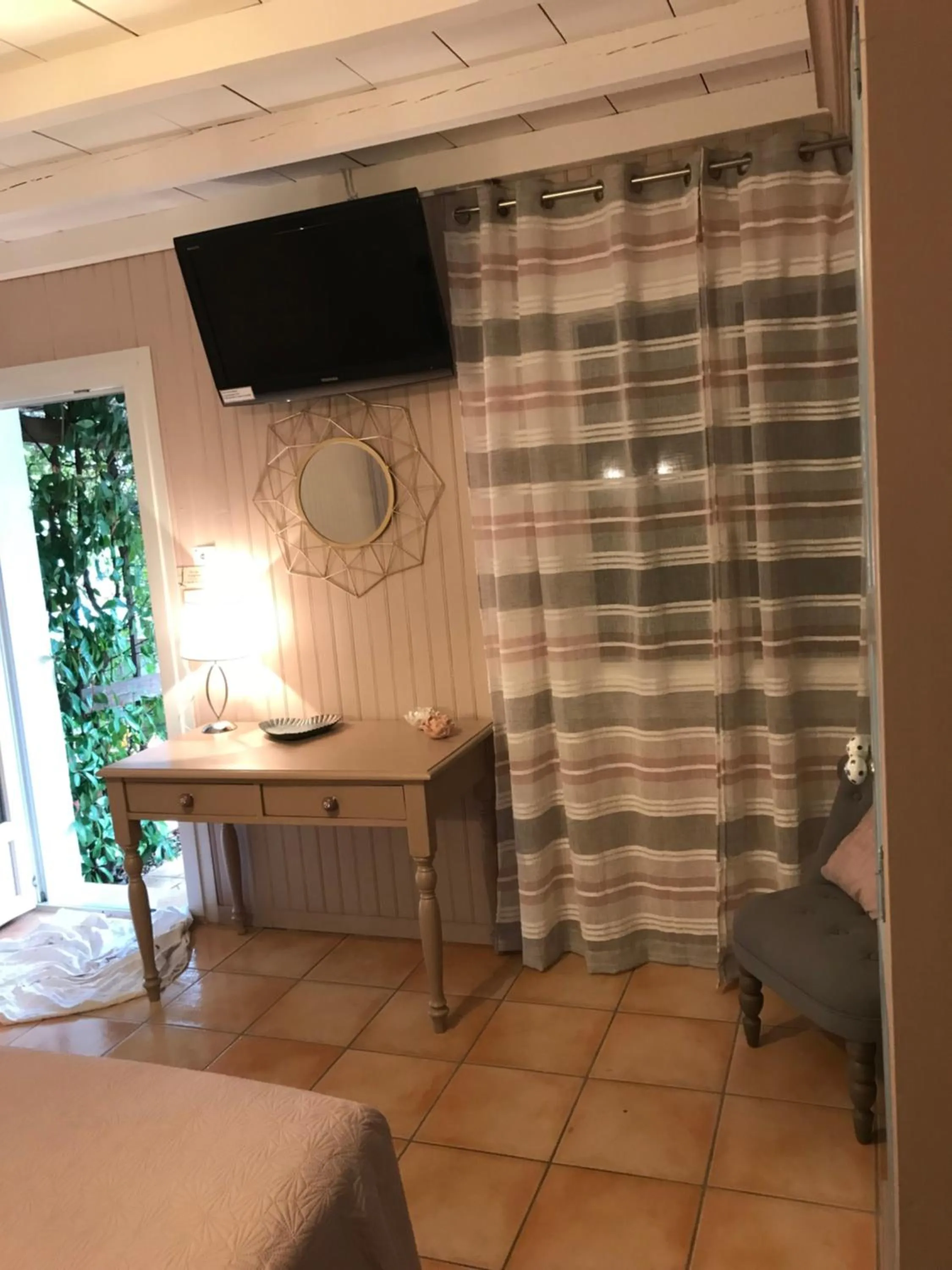 Bed in Logis Hotel Restaurant Hostellerie de la Tour