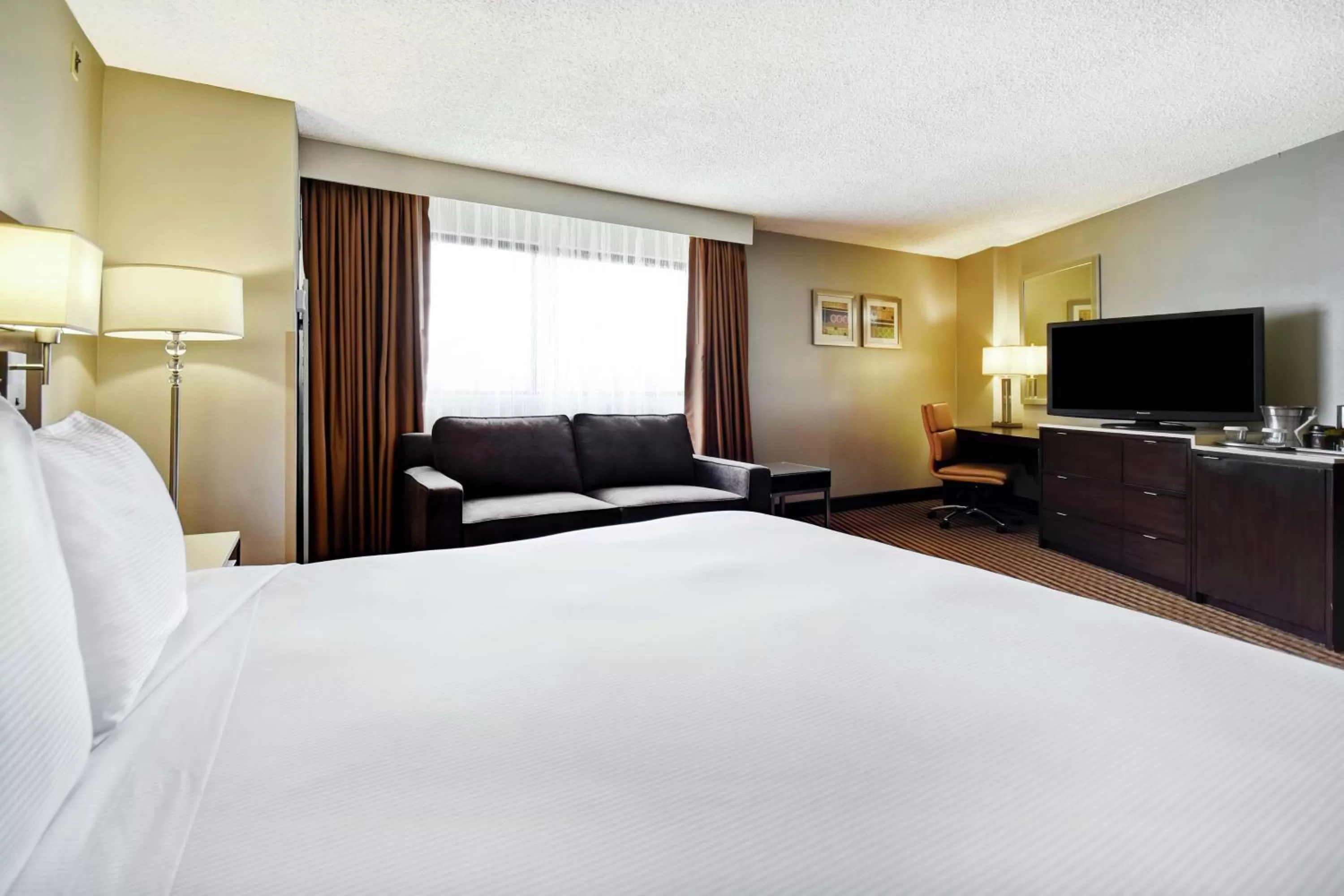 Bedroom, Bed in DoubleTree by Hilton Pleasanton at The Club
