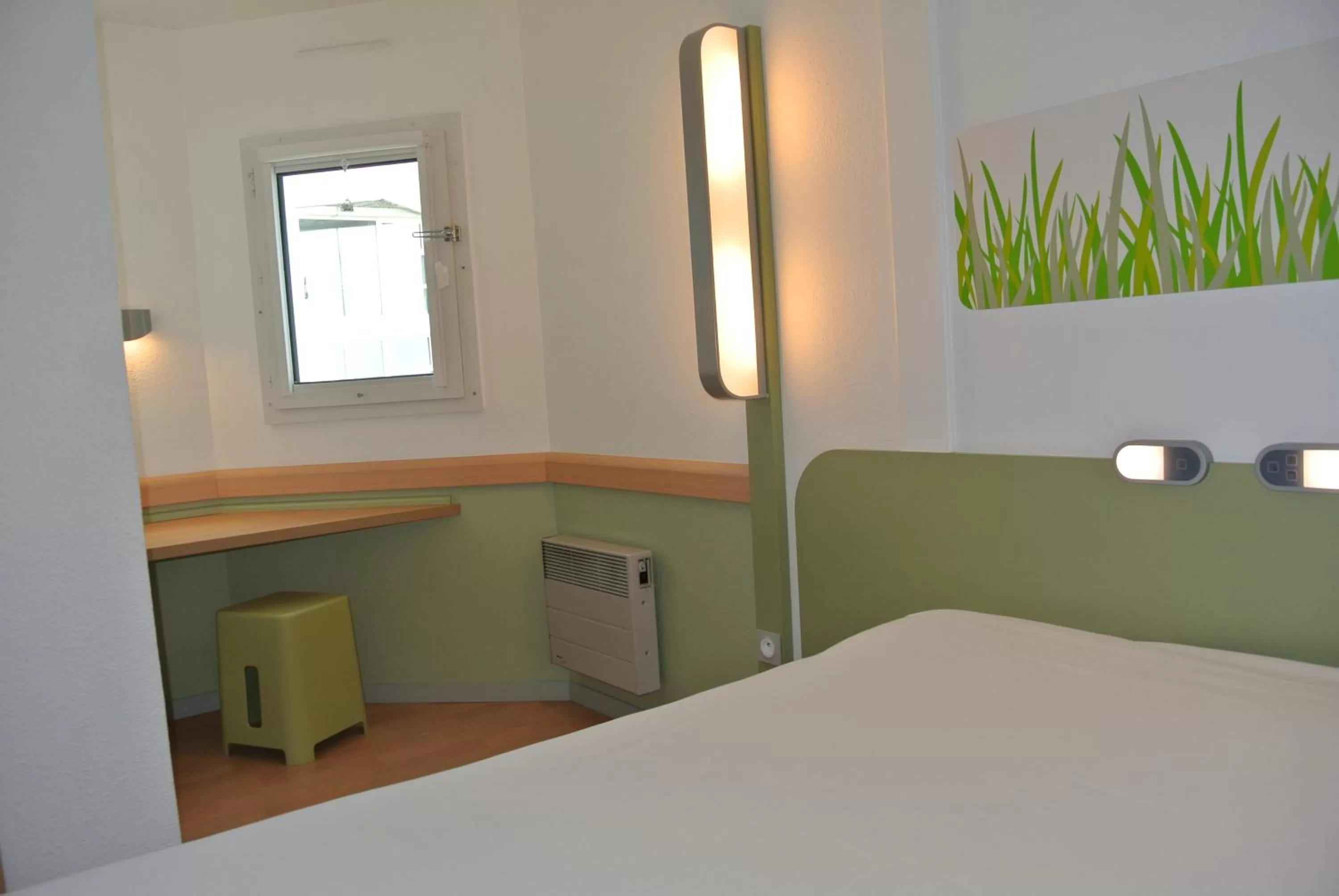 Bedroom, Bed in ibis budget Chambéry Sud Challes Les Eaux