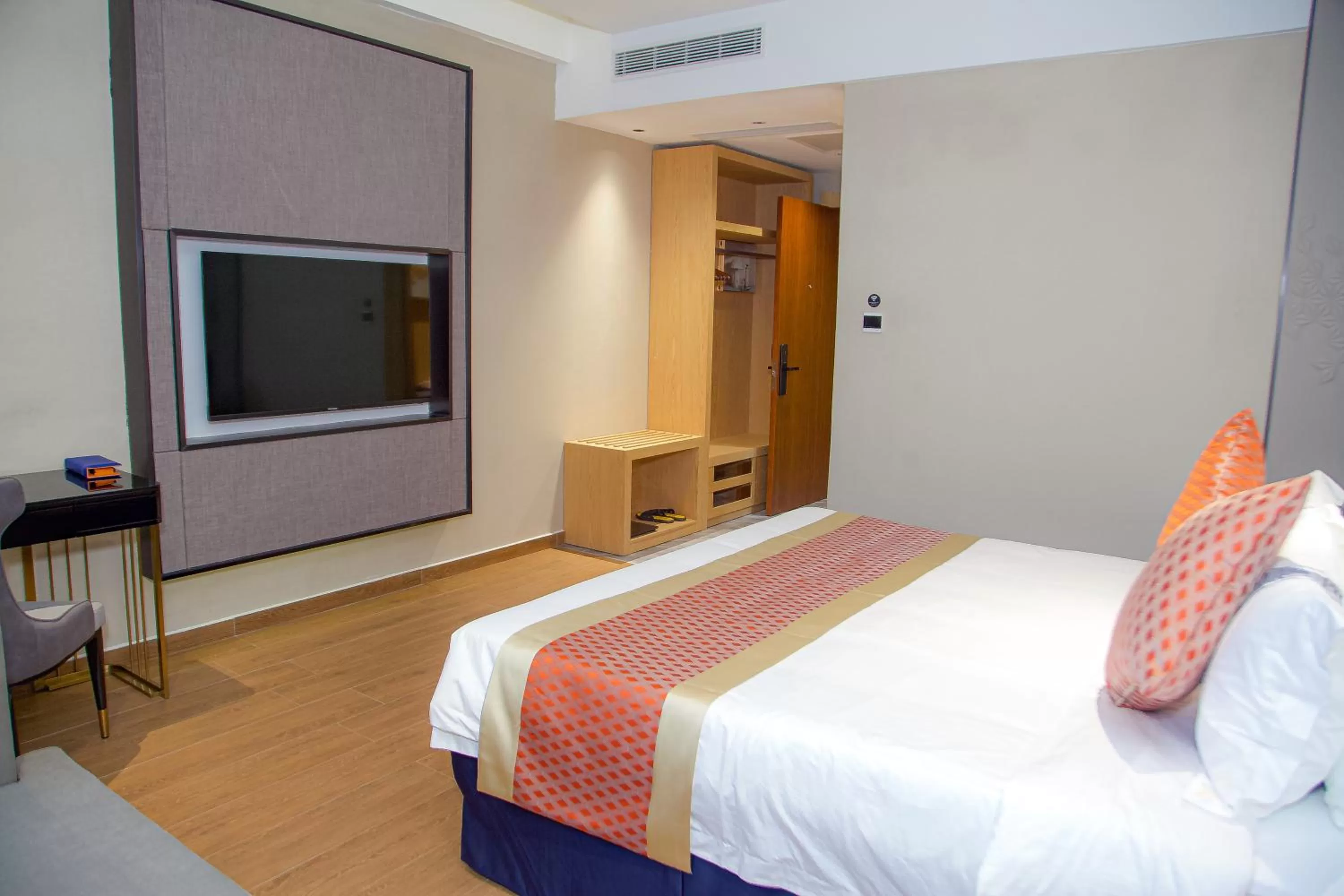 Photo of the whole room, Bed in Hôtel FAMILLE MONDIALE